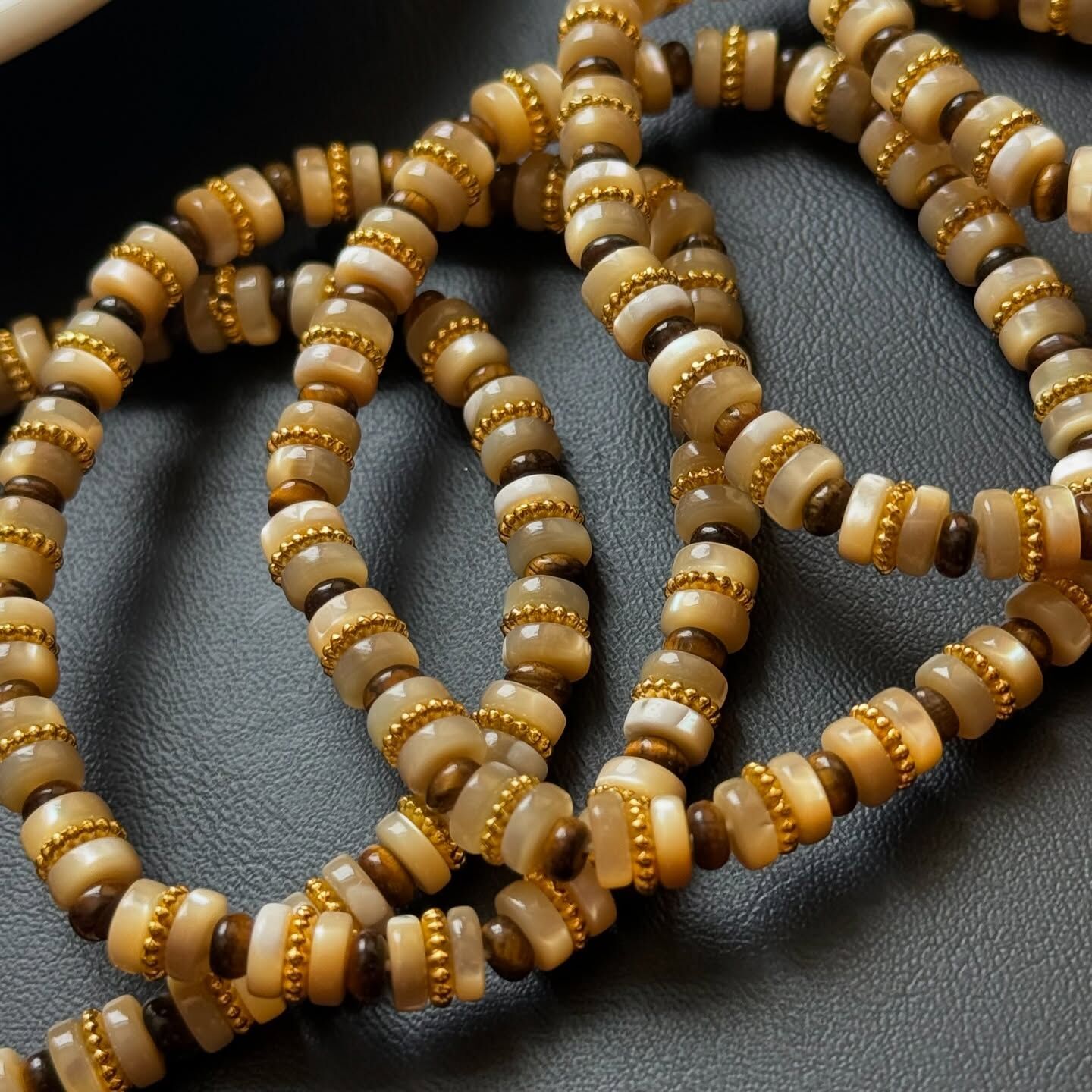 [原石] 黃虎眼石+白母貝 水晶手串