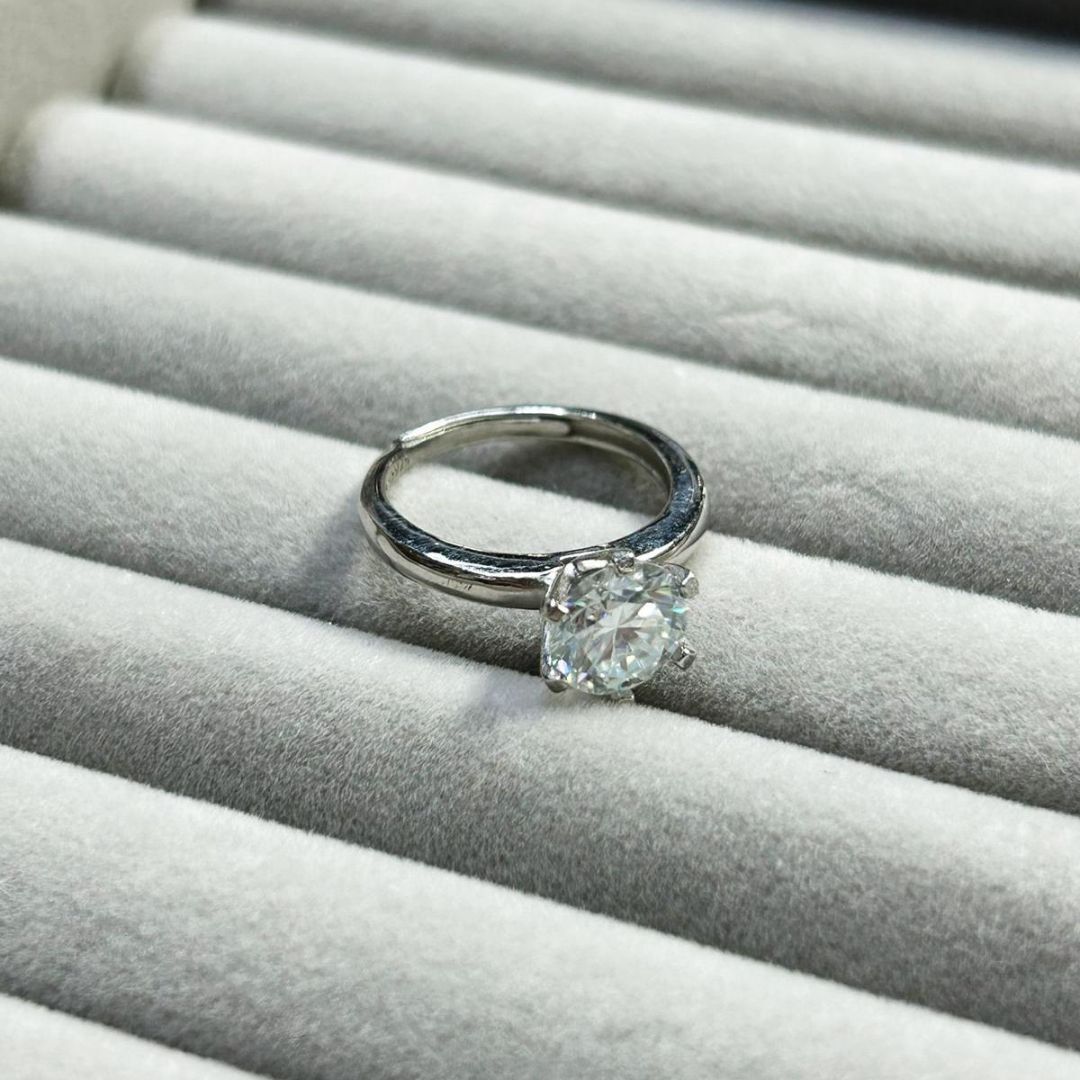 兩卡裝莫桑石六爪純銀戒指 (開口款) [#SQ25082830]