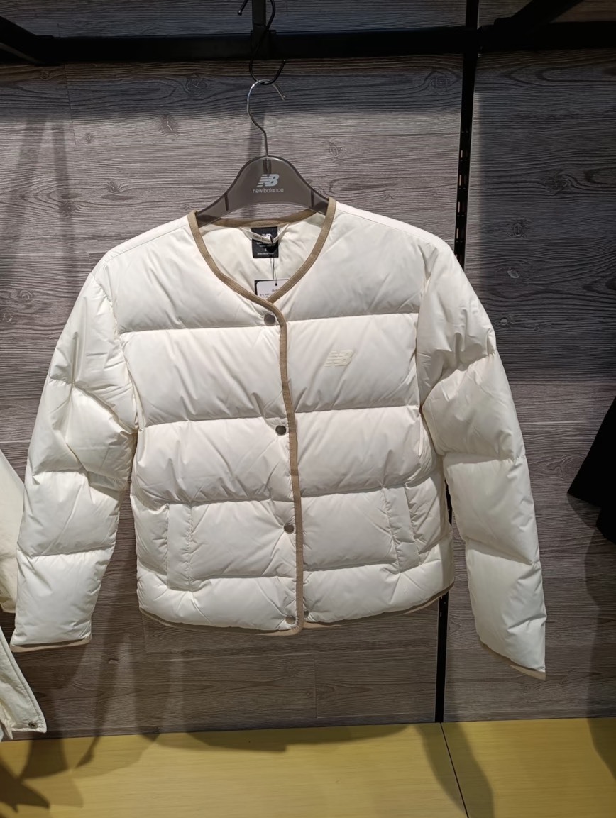 【零碼】NEW BALANCE 米白 羽絨外套 AWJ34308CIC