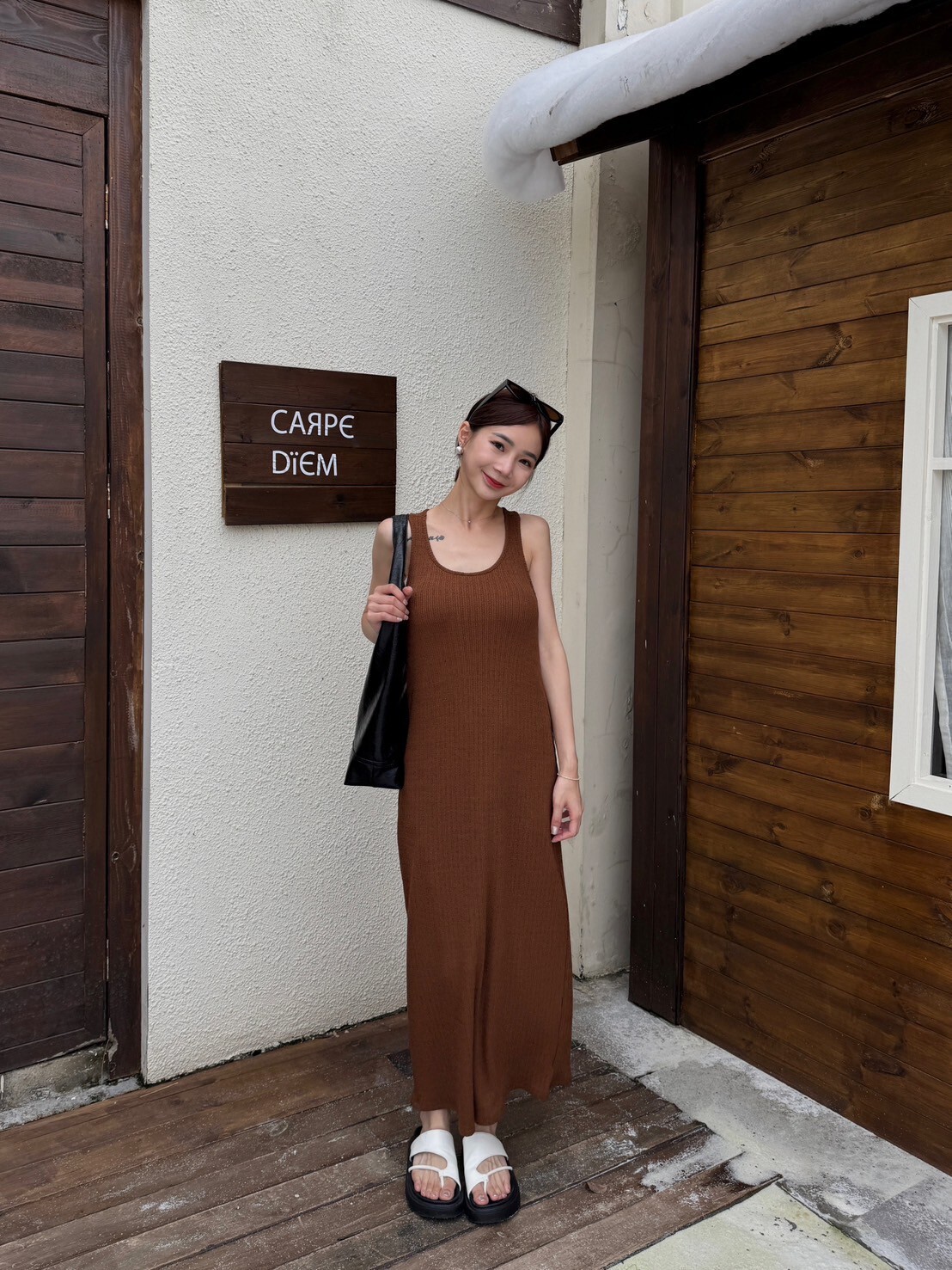 後挖背針織連身洋