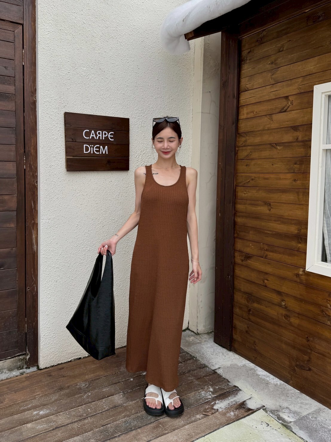 後挖背針織連身洋