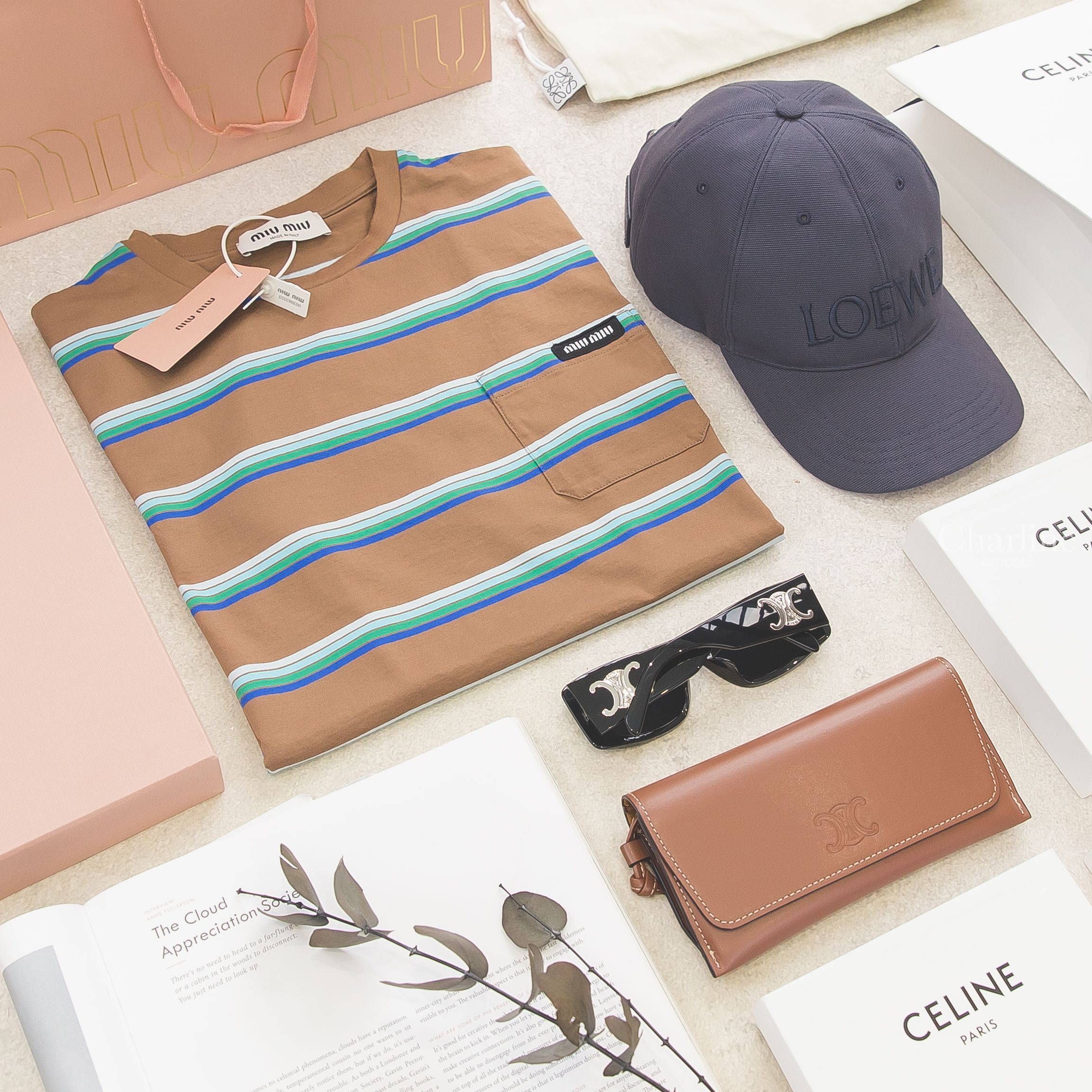 Miu Miu 煙草棕色白青綠藍橫條紋黑底白字標籤口袋短袖棉T,Celine 黑色方框側邊銀色凱旋門太陽眼鏡附棕褐色凱旋門手提眼鏡盒兩件組,Loewe 深藍色刺繡字母側邊標籤帆布棉質棒球帽-Charline Boutique 精品代購