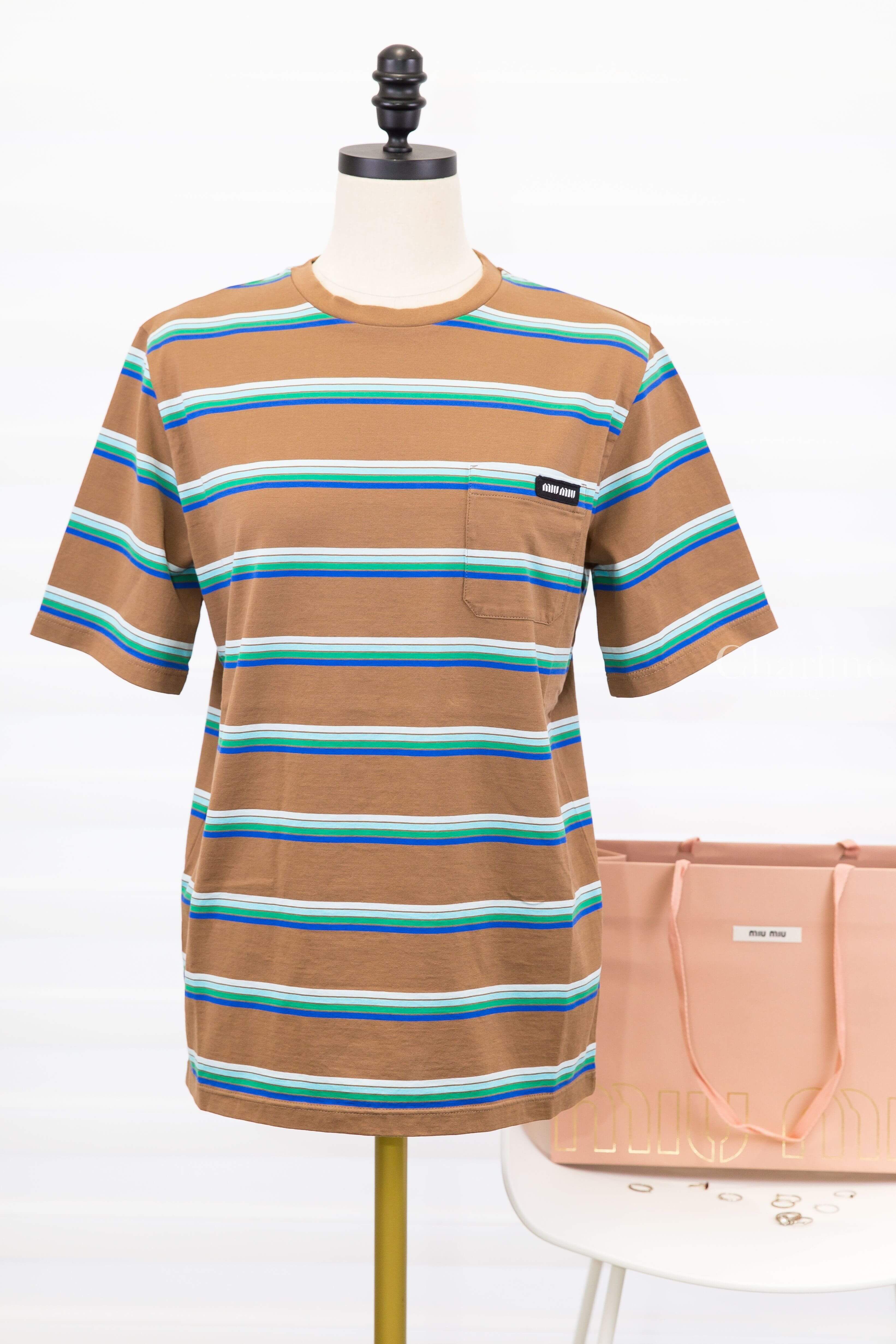 Miu Miu Jersey T-shirt 煙草棕色白青綠藍橫條紋黑底白字標籤口袋短袖棉T-Charline Boutique 精品代購