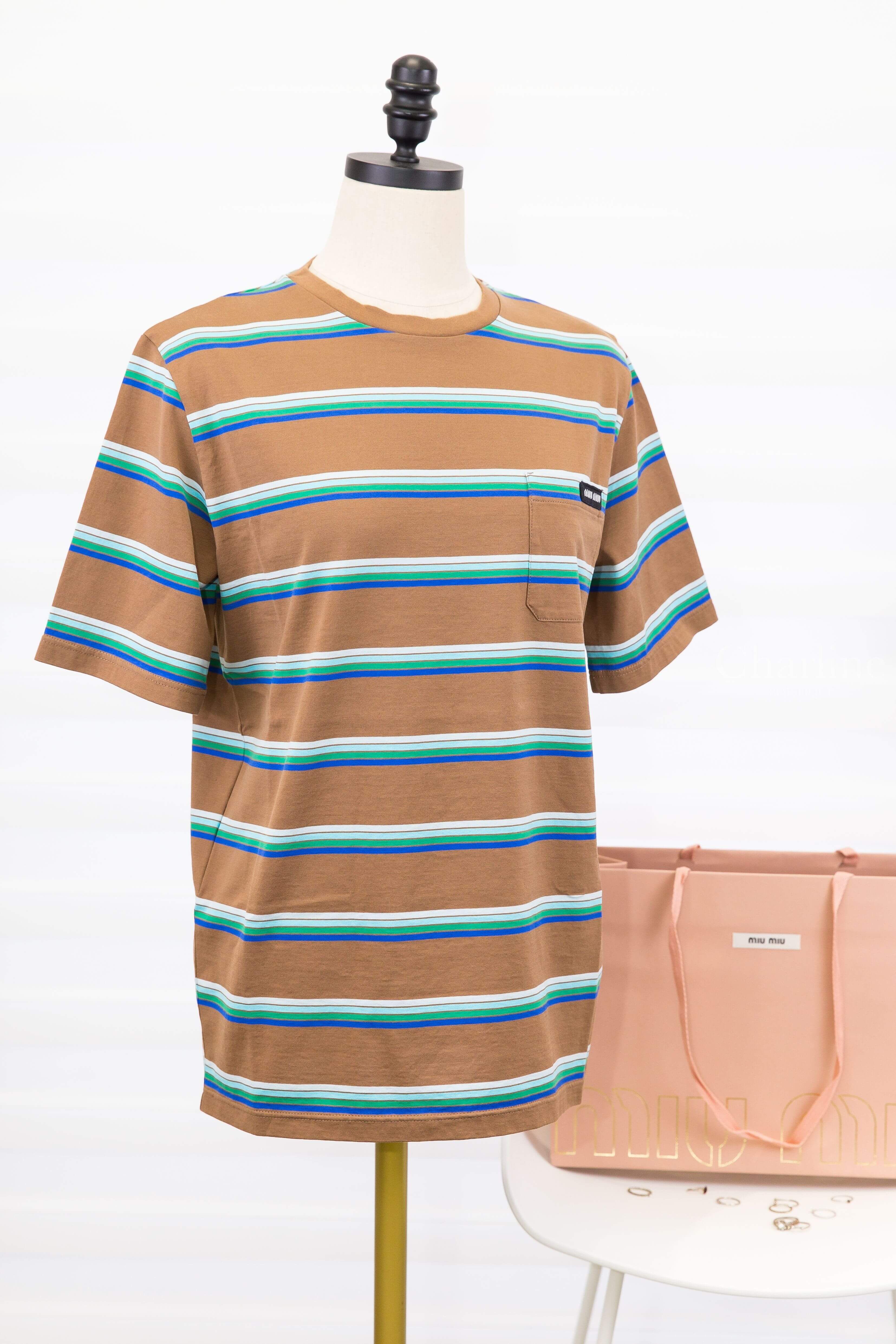 Miu Miu Jersey T-shirt 煙草棕色白青綠藍橫條紋黑底白字標籤口袋短袖棉T-Charline Boutique 精品代購