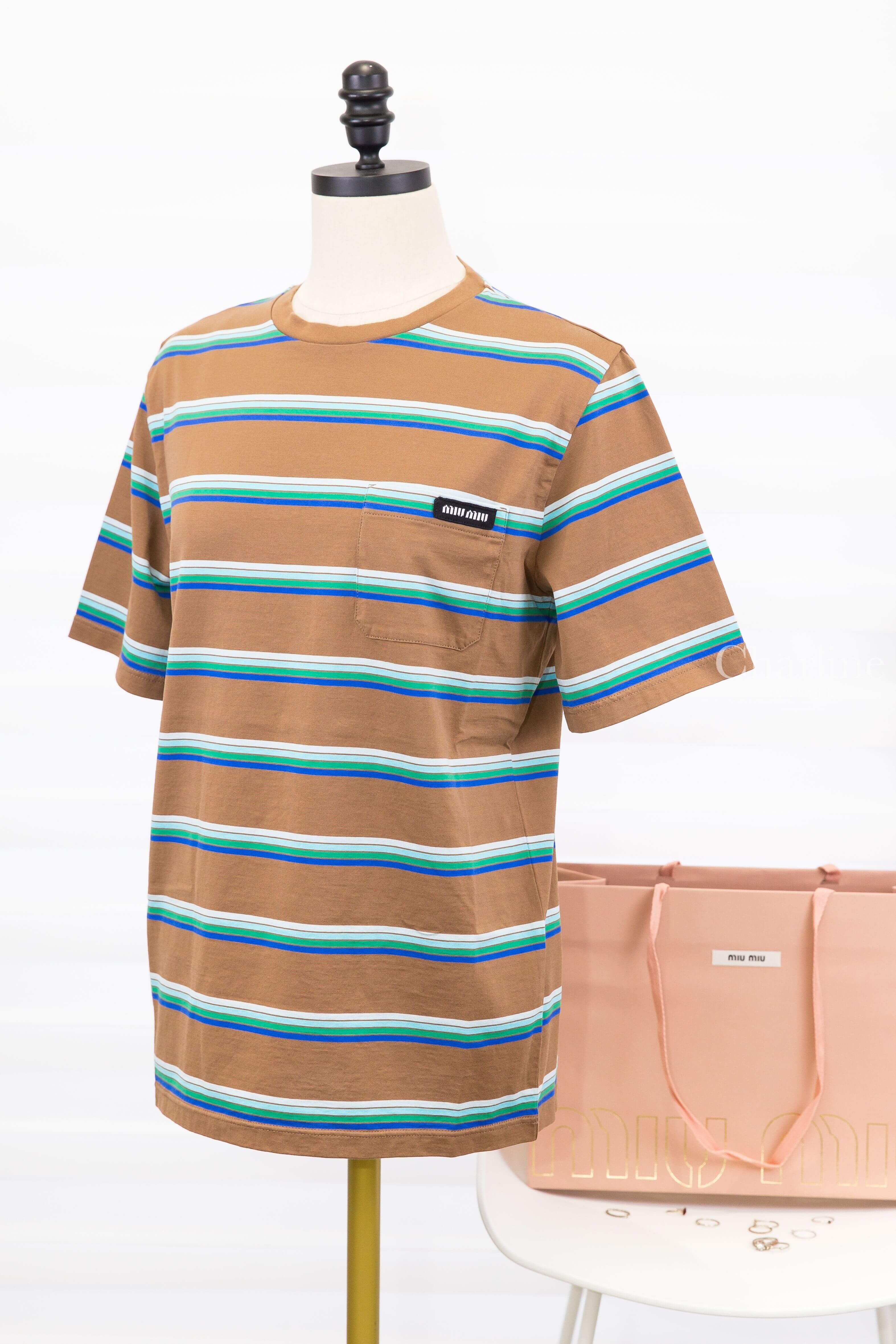 Miu Miu Jersey T-shirt 煙草棕色白青綠藍橫條紋黑底白字標籤口袋短袖棉T-Charline Boutique 精品代購