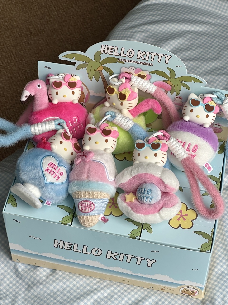 SANRIO 三麗鷗家族 HELLO KITTY 夏日黑皮系列 曬黑 香薰毛絨吊飾 鑰匙圈 盲盒 / 預購