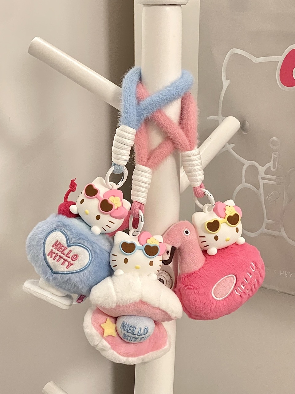 SANRIO 三麗鷗家族 HELLO KITTY 夏日黑皮系列 曬黑 香薰毛絨吊飾 鑰匙圈 盲盒 / 預購