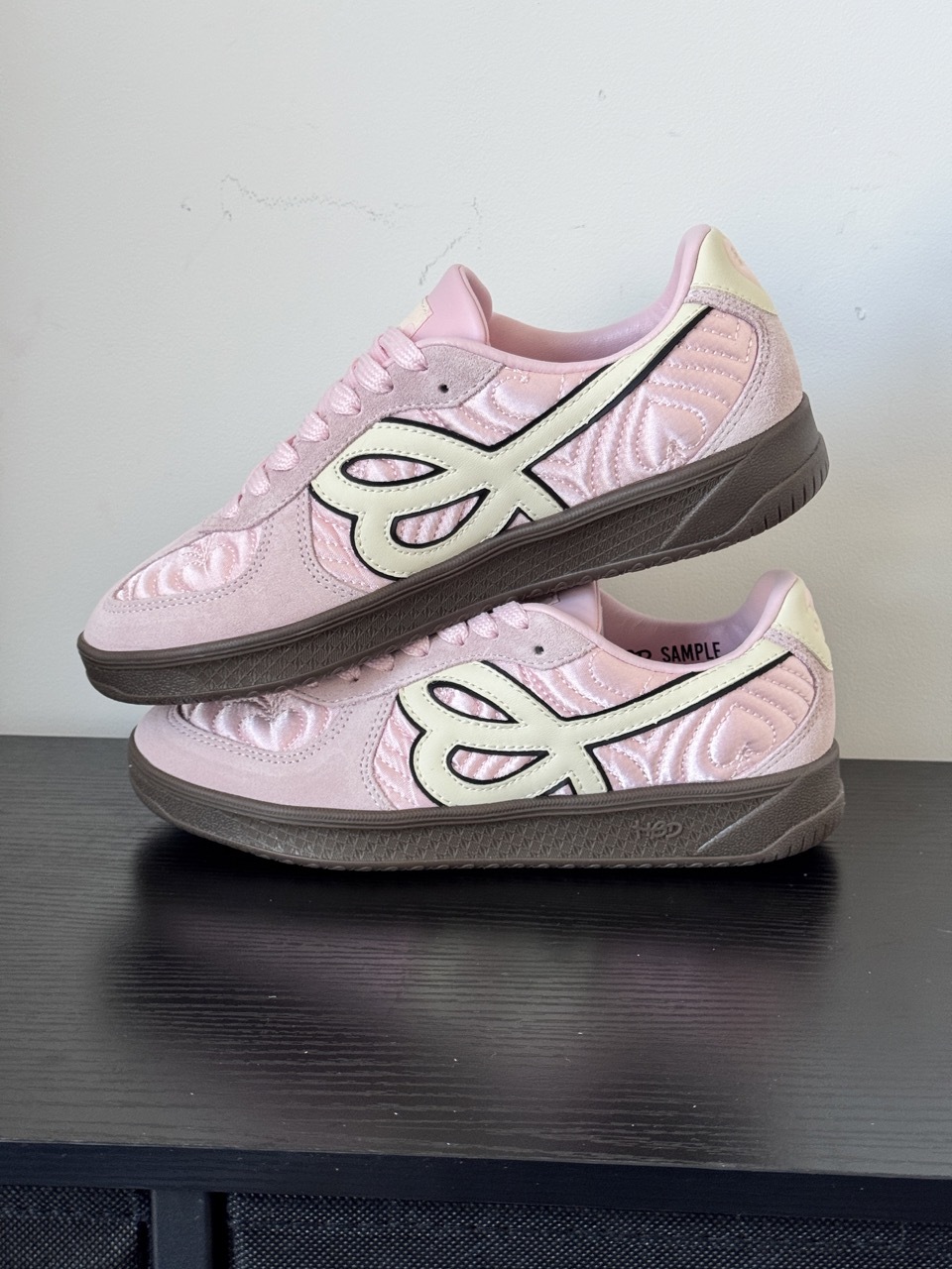 HBD X WE FLOWER 小花鞋 七夕限定 櫻花粉 柔粉 愛心壓紋 焦糖底 金冬天 Winter同款 德訓鞋 男女鞋 / 預購