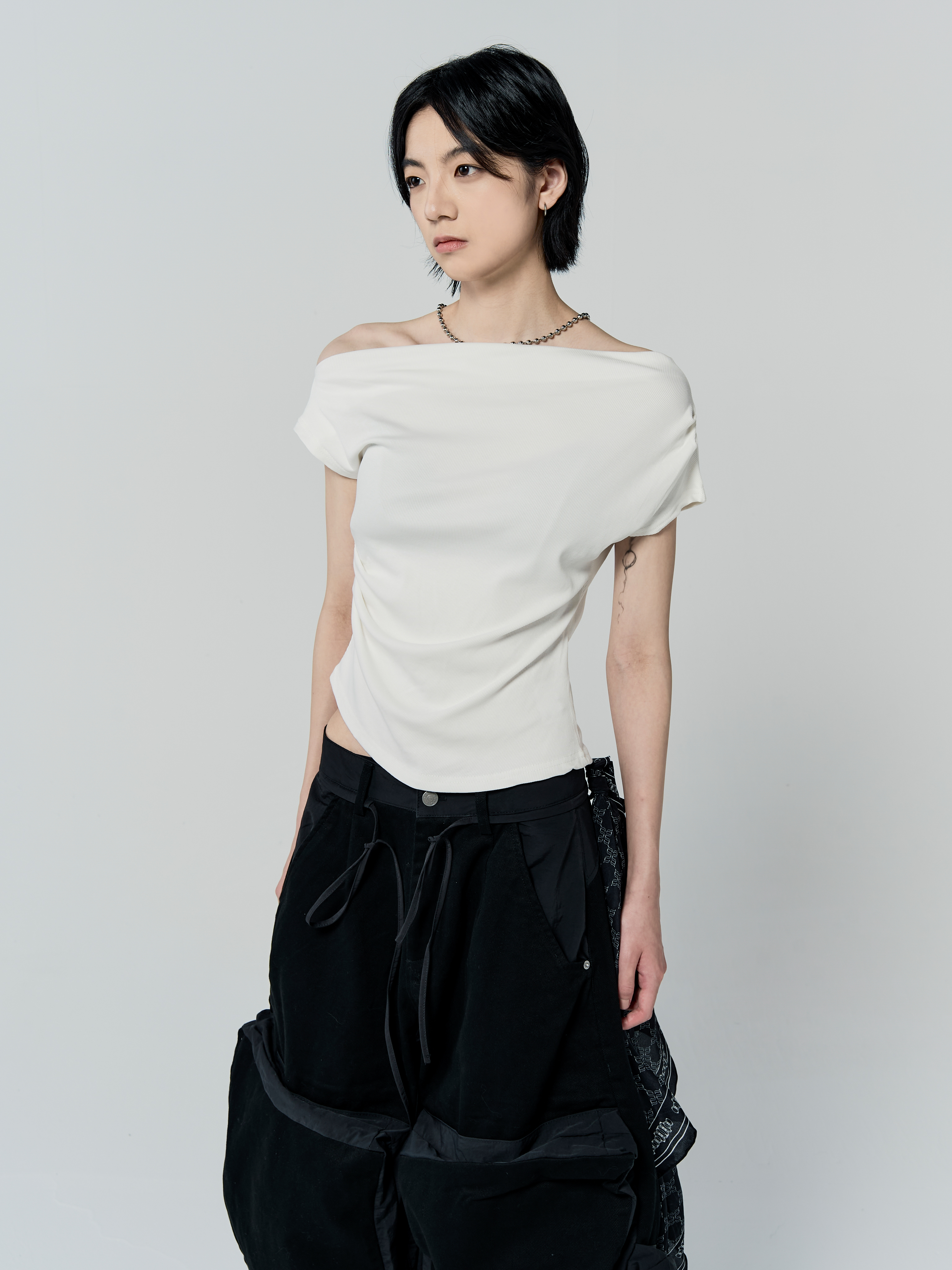 斜肩抓皺收腰彈性上衣-白
