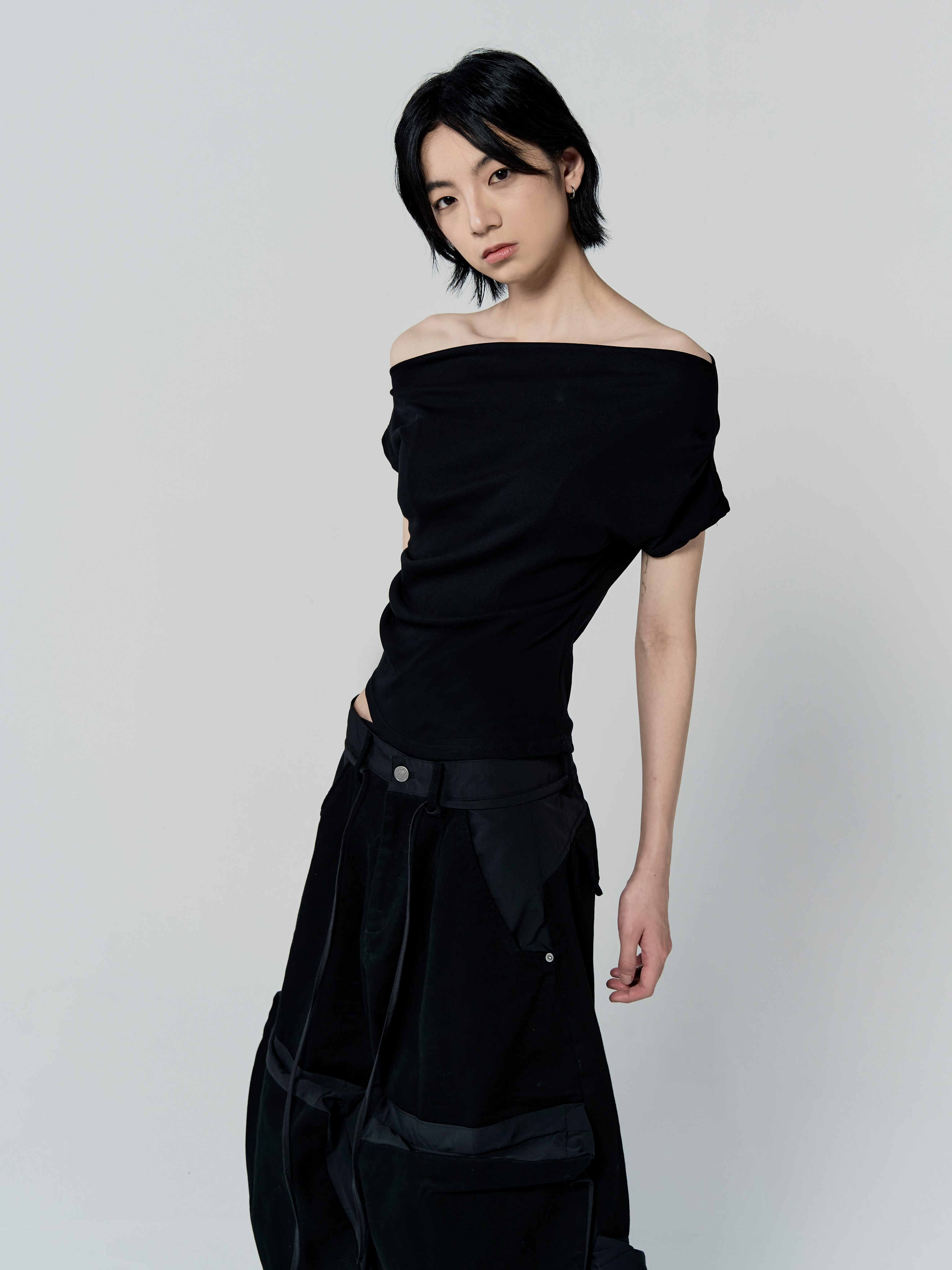 斜肩抓皺收腰彈性上衣-黑