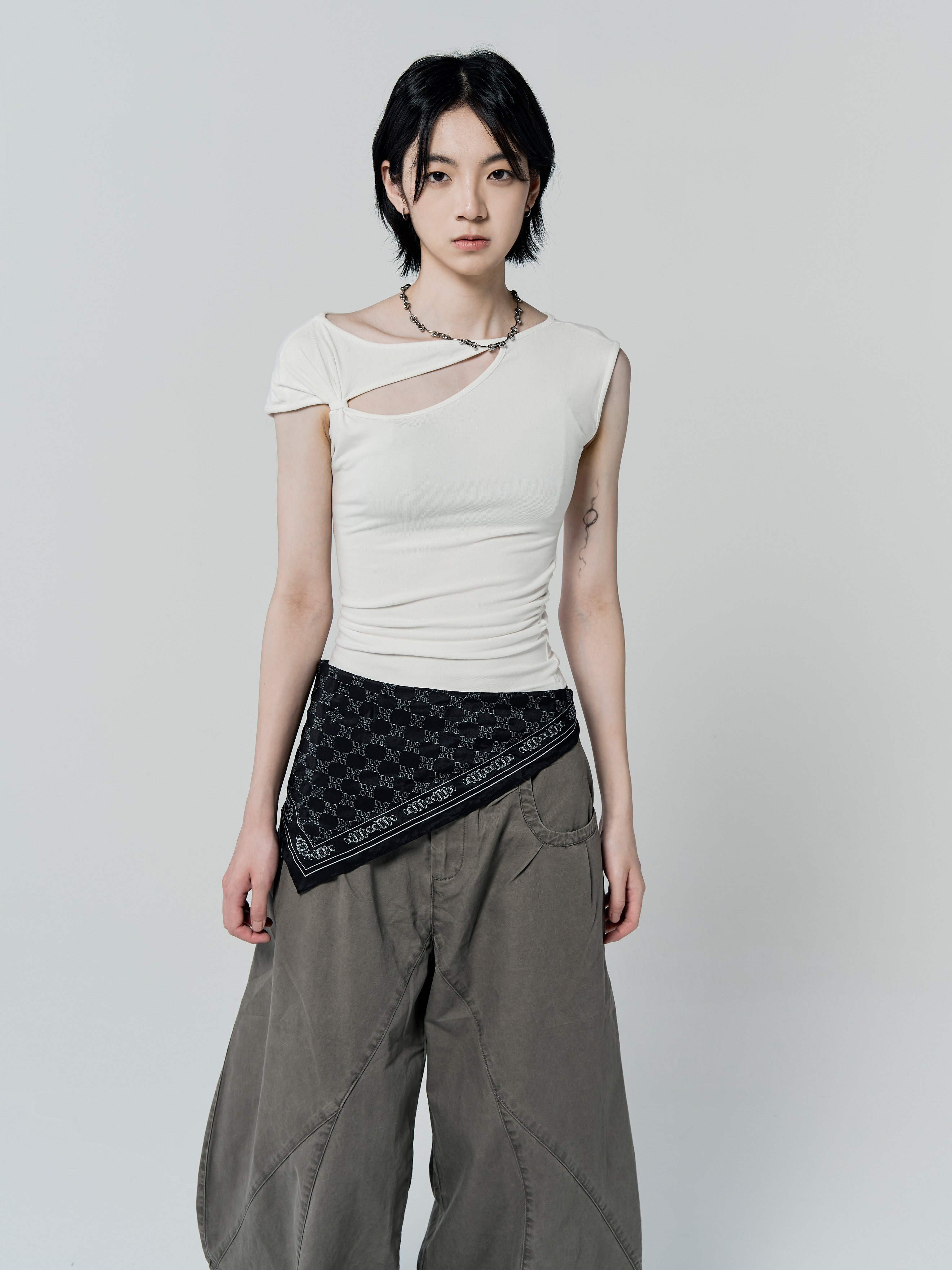 紐結削肩短袖-白