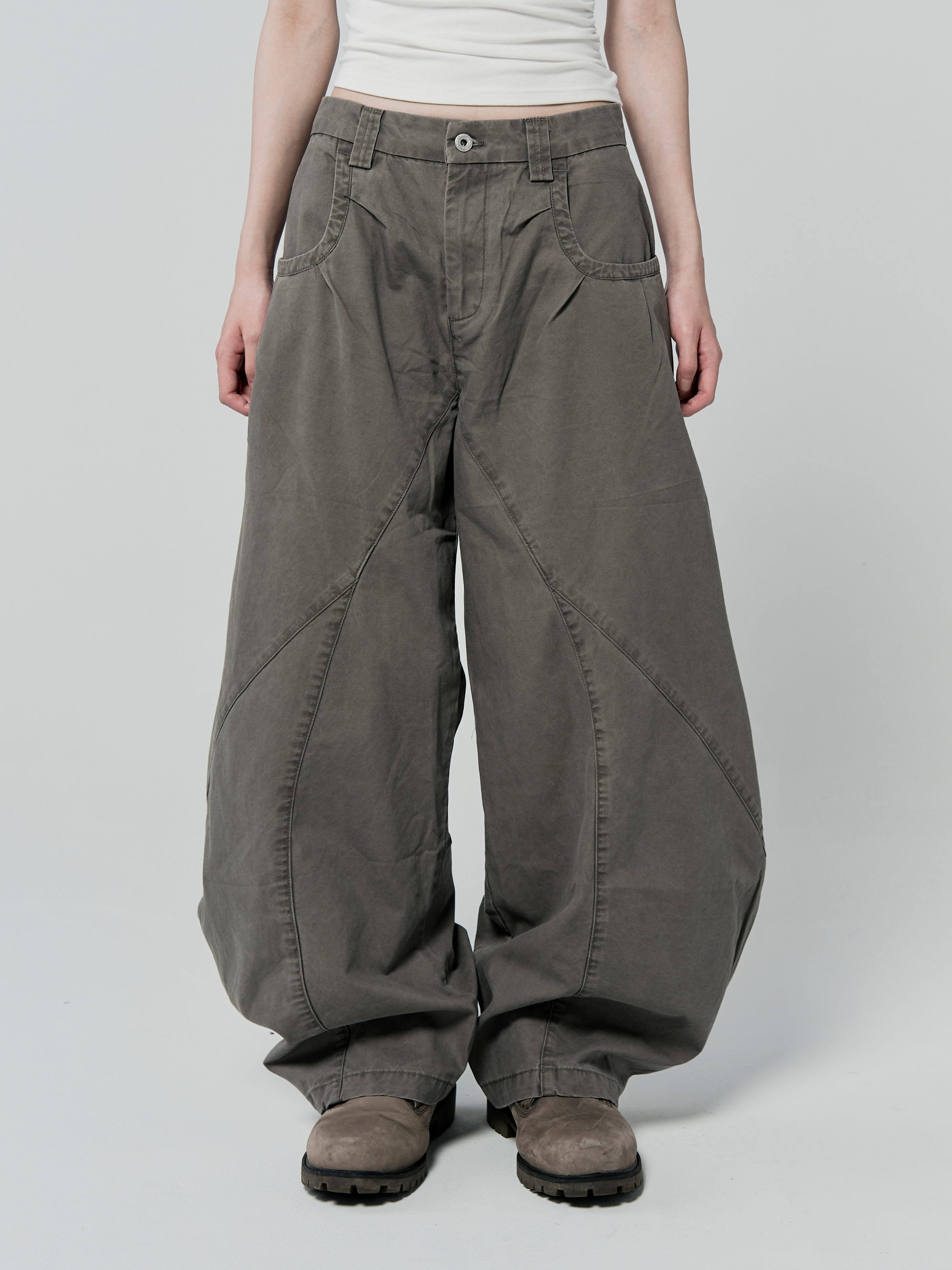 水洗彎刀弧面長褲-卡其