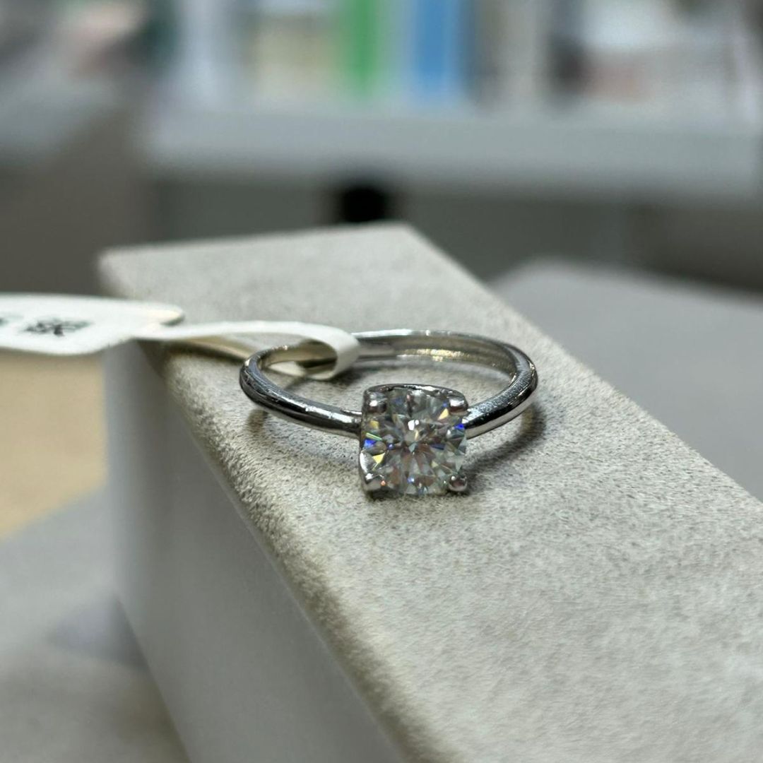 1卡裝莫桑石方形四爪純銀戒指 (開口款) [#SQ25082824]