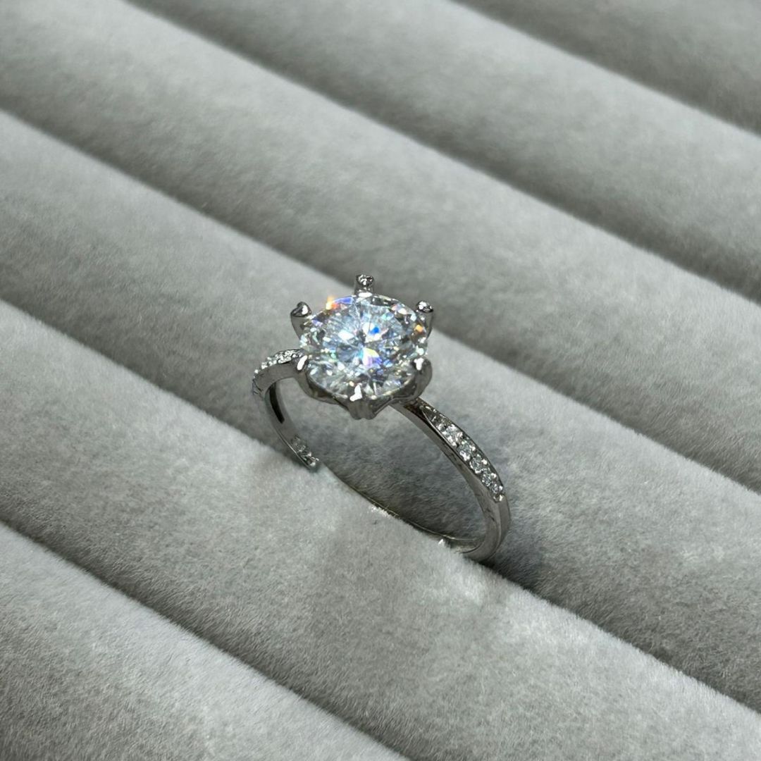 兩卡裝莫桑石六爪碎石邊純銀(已鍍鉑金) 戒指(開口款) [#SQ25082820]