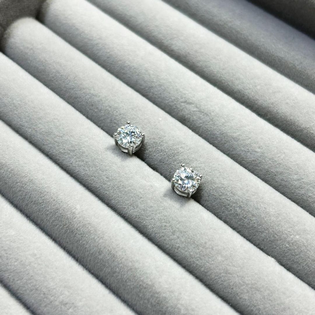 1卡裝莫桑石四爪純銀耳環 [#SQ25082818]