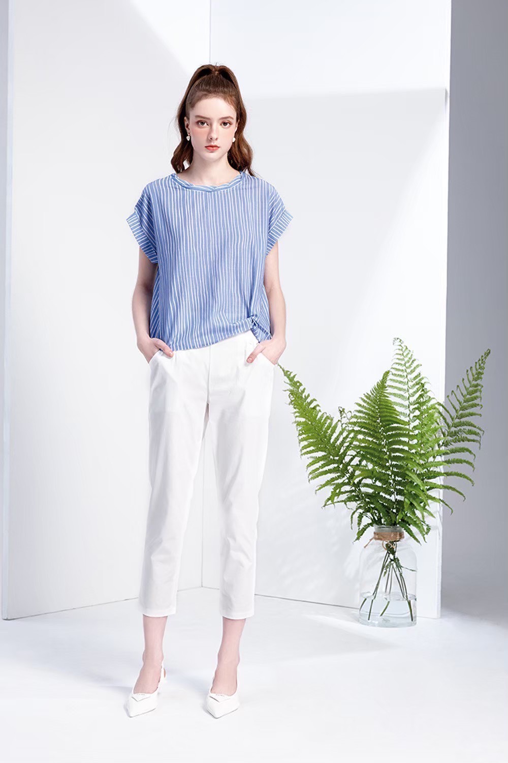 OL韓版時尚藍白條印花圓領波紋造型下襬轉摺修身上衣W6511