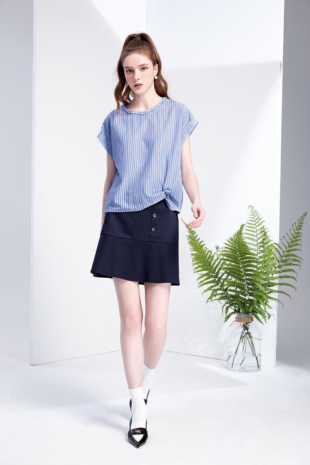 OL韓版時尚藍白條印花圓領波紋造型下襬轉摺修身上衣W6511