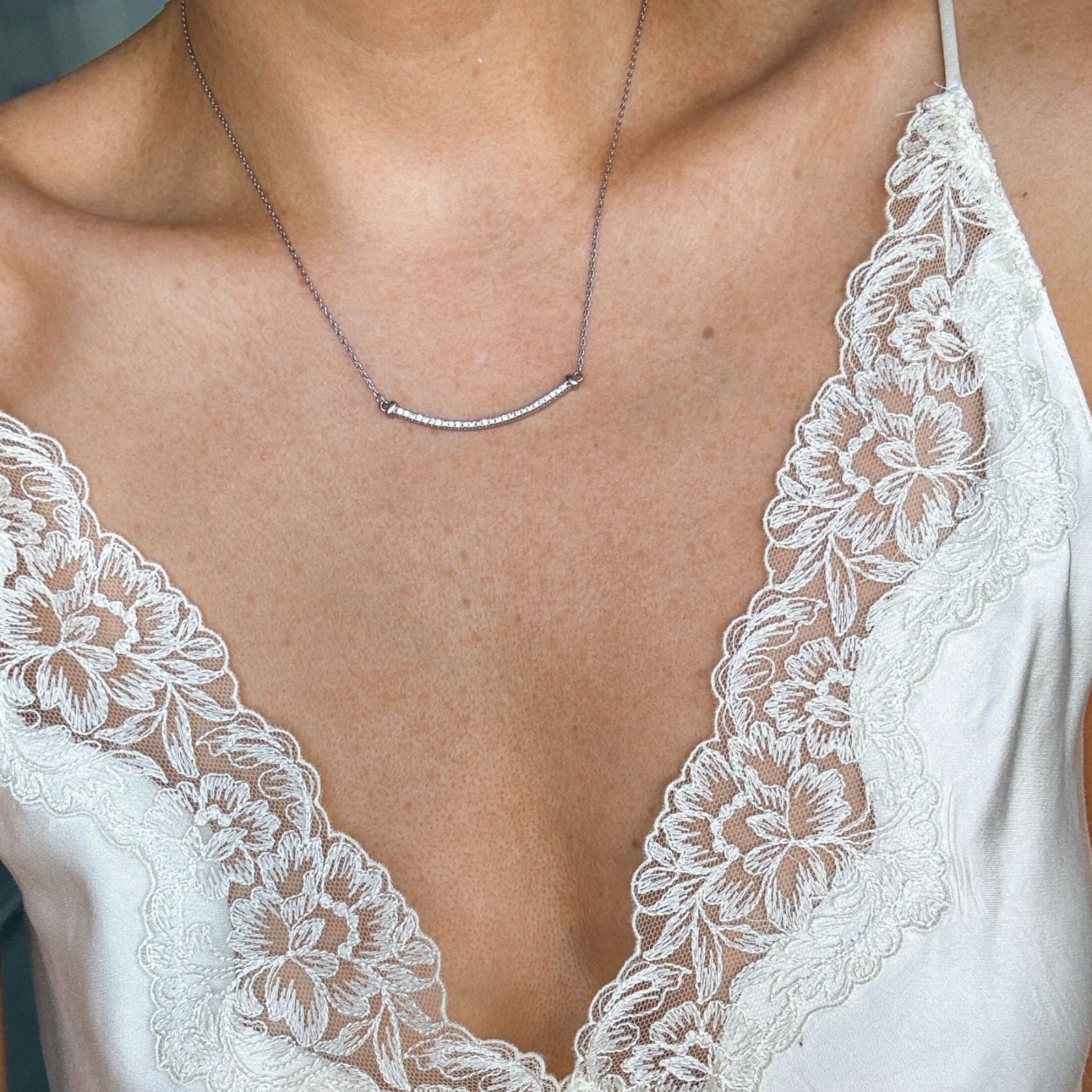 【預購】Adornia crystal curved bar G081577 頸鏈