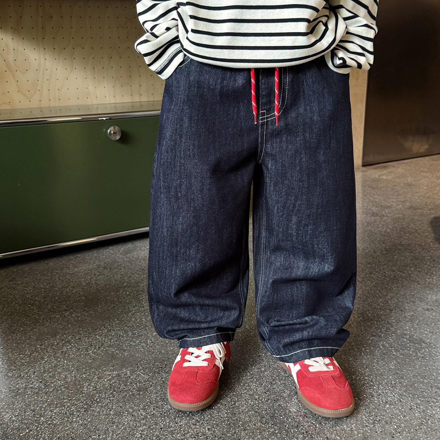 字母布標牛仔褲