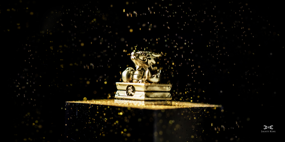 黃銅龍生肖印章，象徵權威與吉祥，精緻雕刻搭配金色光點背景，展現尊貴與收藏價值