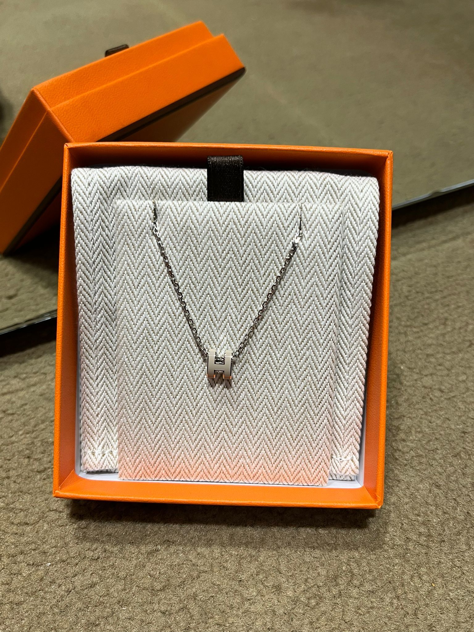 Mini pop H necklace 55 marron glace CK