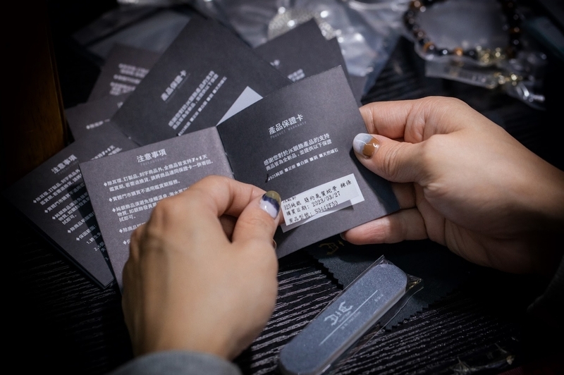JK銀飾產品保證卡，清楚標示品名、購買日期與產品型號，並附上注意事項，確保每件銀飾皆享有品質保障。