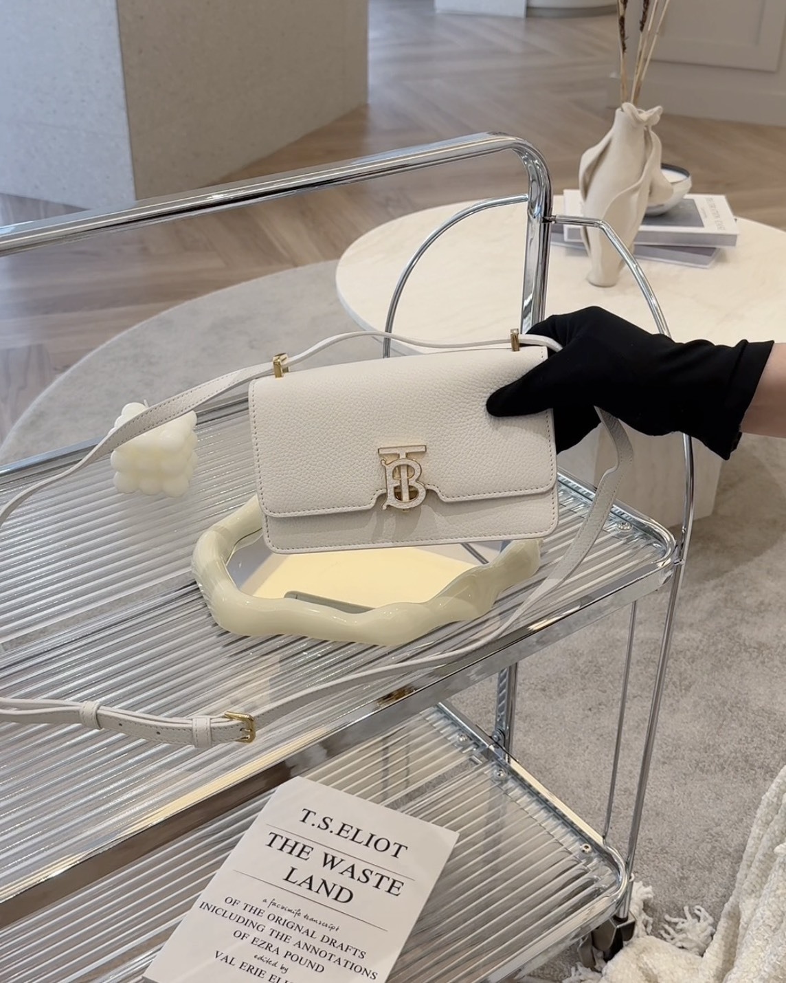 BURBERRY｜TB 掀蓋斜跨包 奶油白