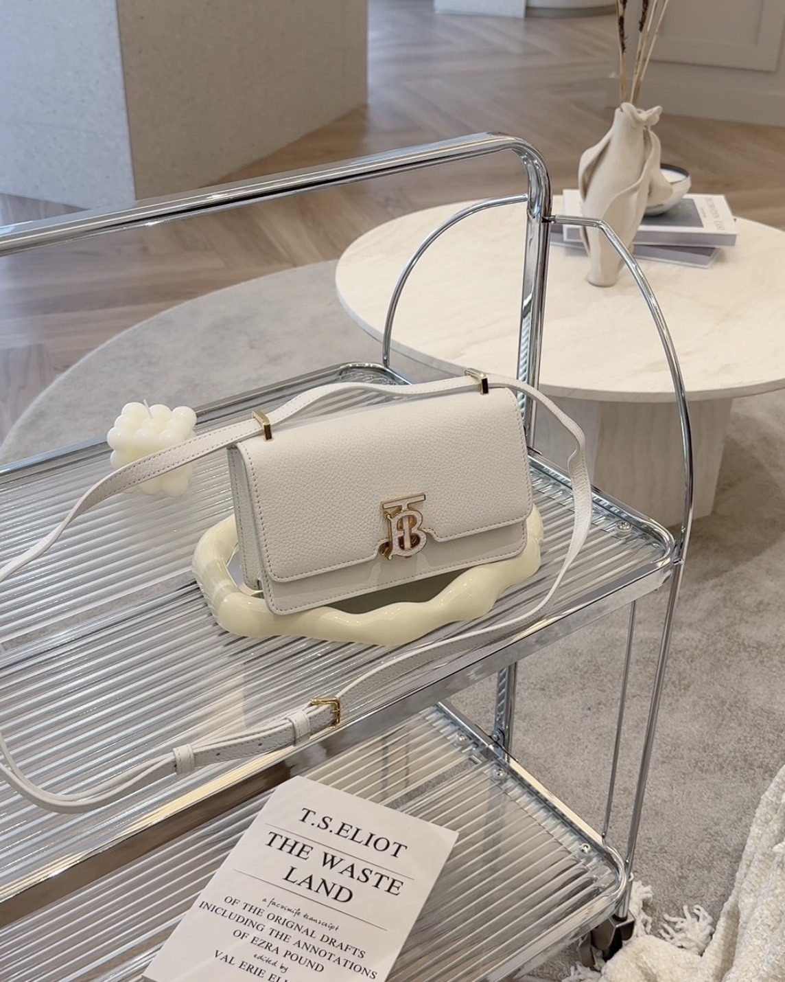 BURBERRY｜TB 掀蓋斜跨包 奶油白