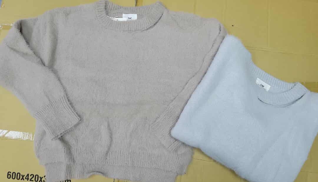 現貨清貨  KR女裝 領位開窿毛針織衫 （清貨價貨品，不設退換）AT8 306