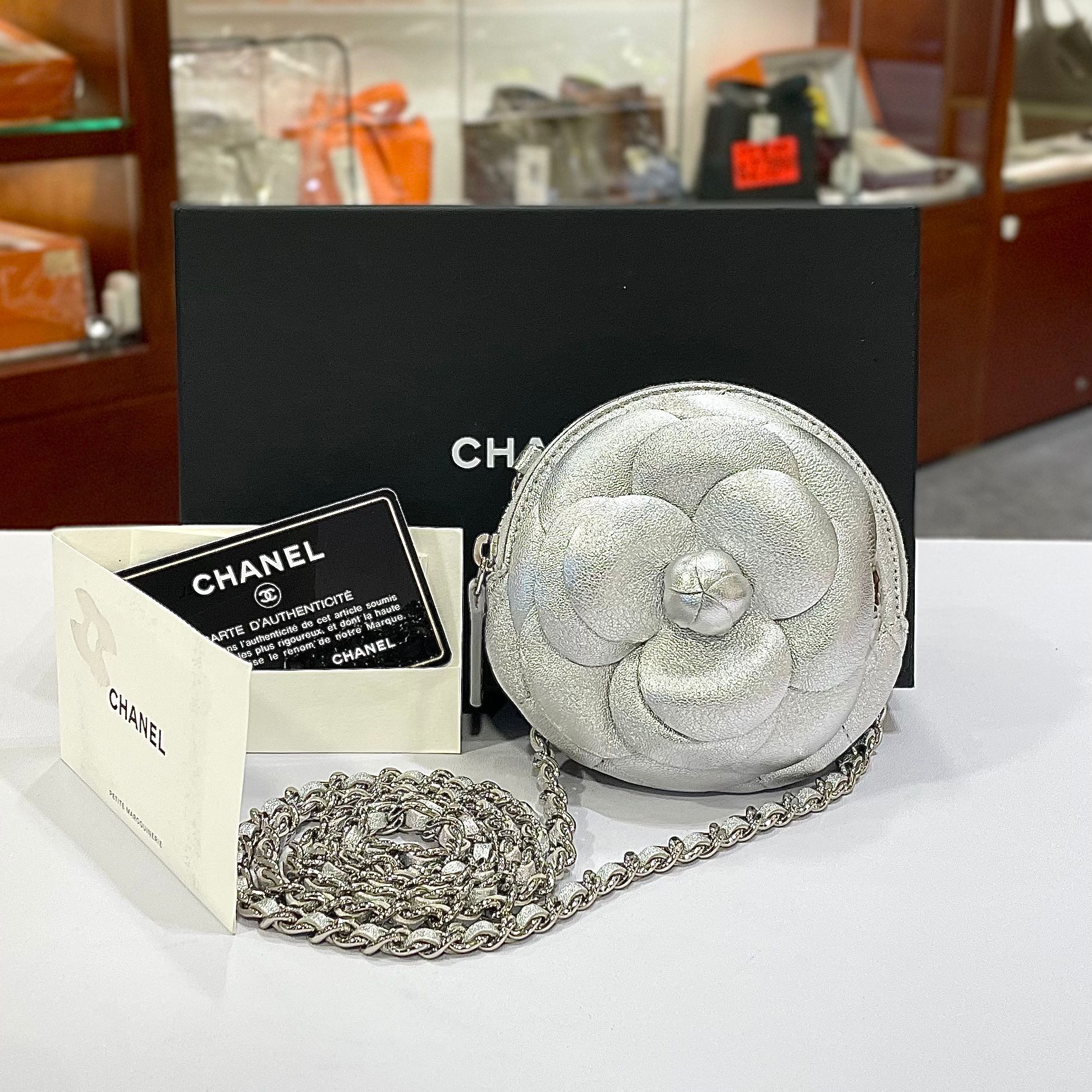 全新CHANEL斜背包 AP2125 山茶花小廢包 銀色圓型 #BRAND NEW #香榭站正品