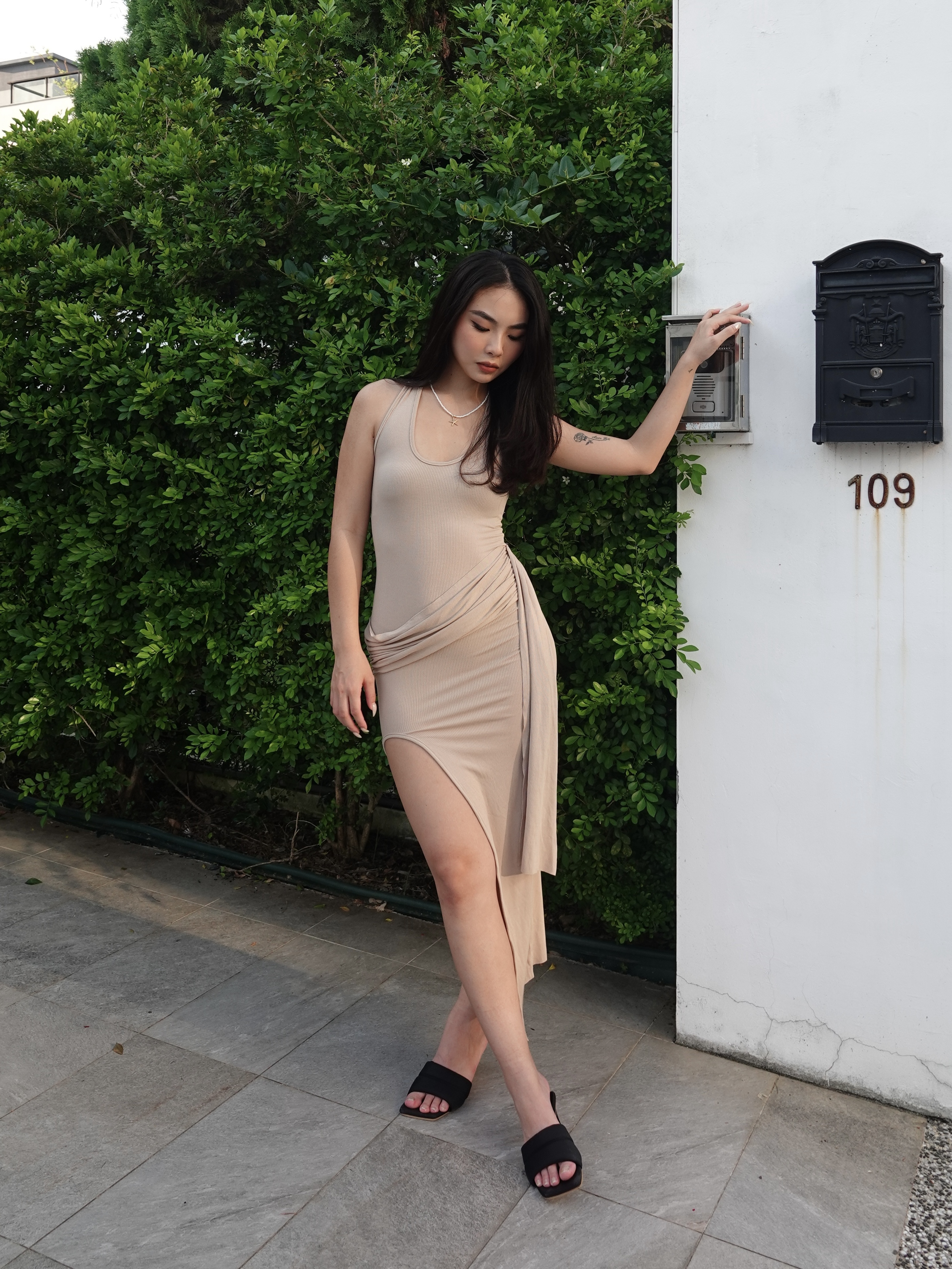 必買🌶️歐美掛脖皺摺開衩洋裝(2色)