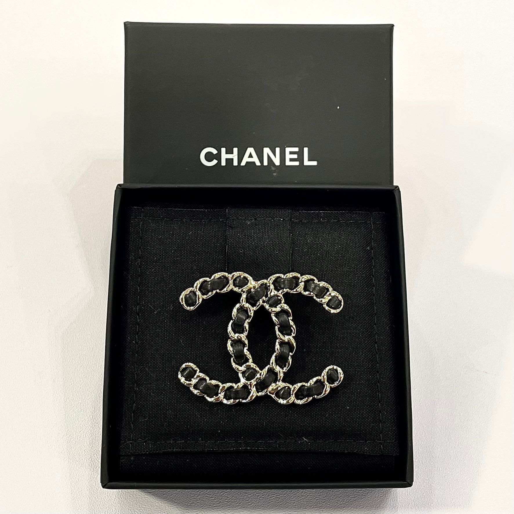 全新CHANEL胸針 3X2cm 皮穿鏈淡金 CC LOGO #BRAND NEW #香榭站正品