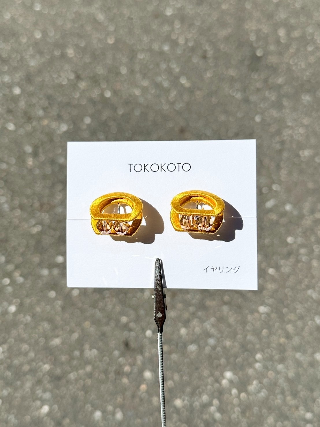 [TOKOKOTO] 刺繡半月鑲水晶耳環 | 黃色 | 耳夾 | NO.127