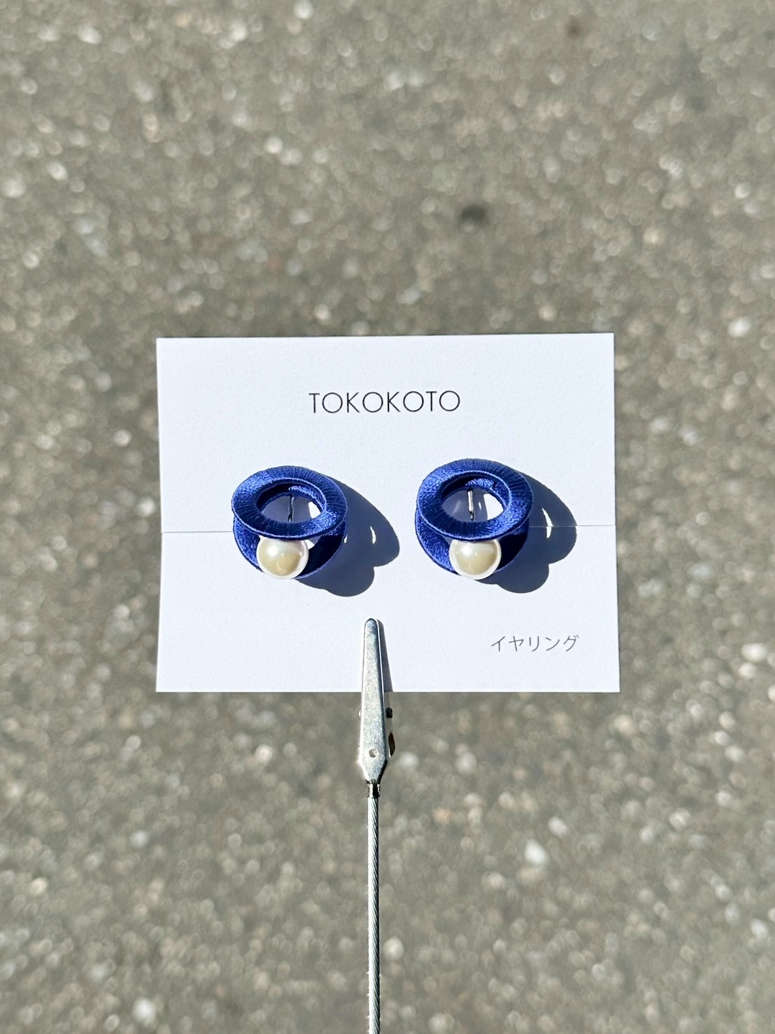 [TOKOKOTO] 刺繡雙圓環珍珠耳環 | 紺色 | 耳夾 | NO.135