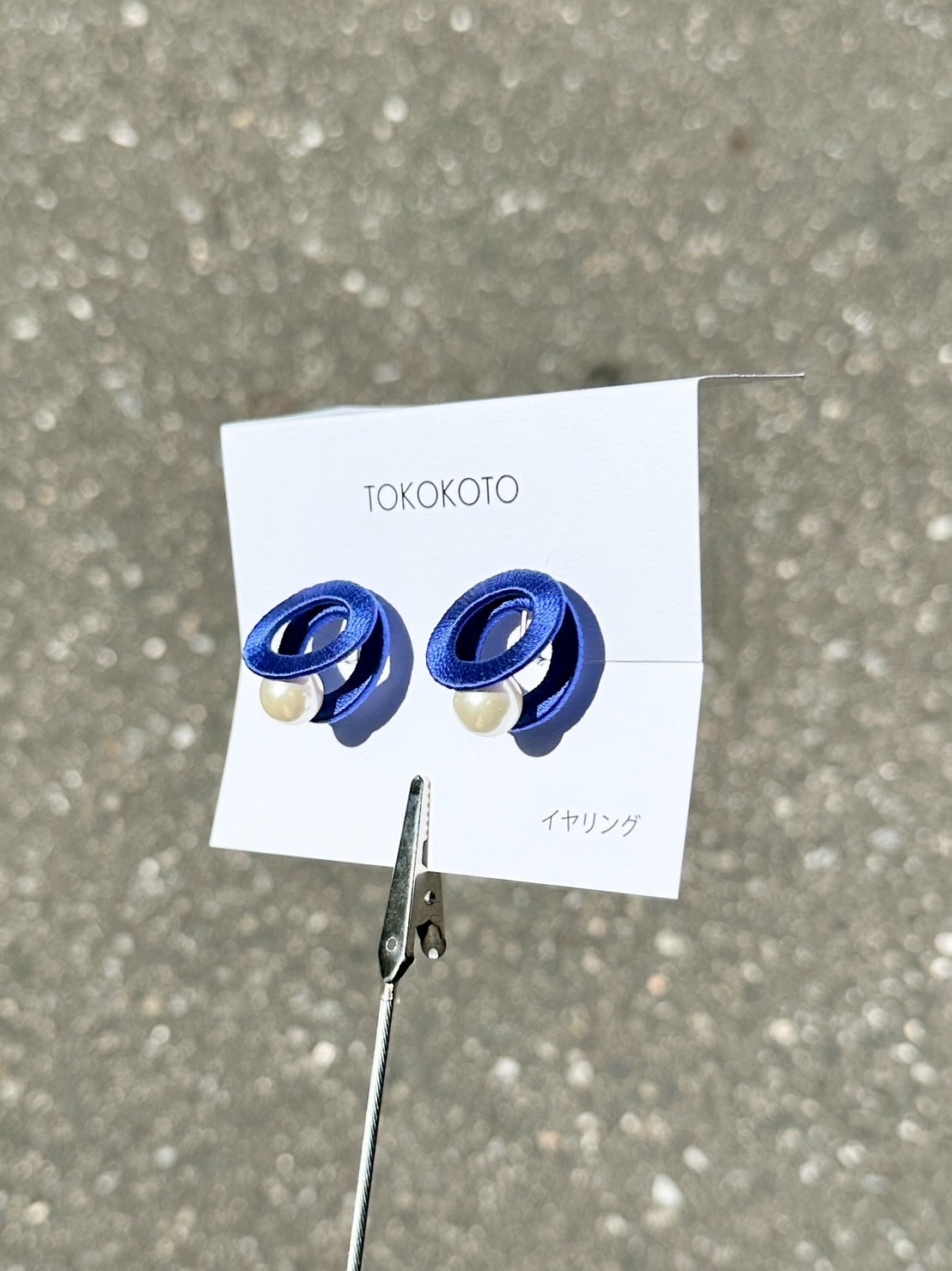 [TOKOKOTO] 刺繡雙圓環珍珠耳環 | 紺色 | 耳夾 | NO.135