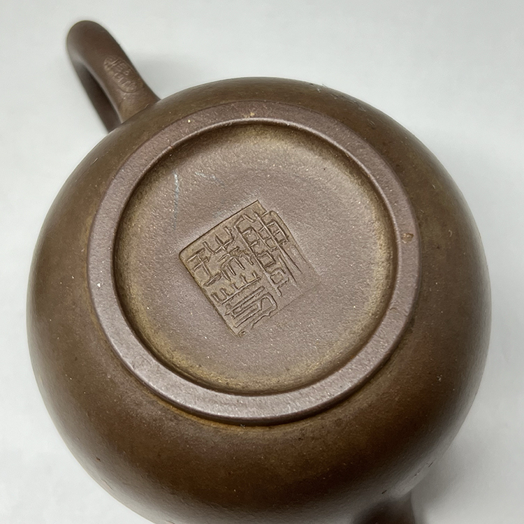 茶香自在】一九八零年代宜興一廠紫砂壺陳瑞芳童趣鋪砂紫砂壺180 C.C.