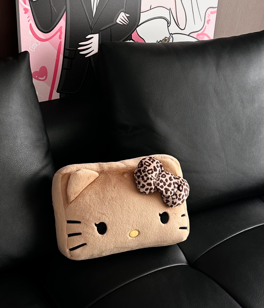Hello Kitty x TBH 夏日黑皮系列 凱蒂貓 磚塊抱枕 靠墊 抱枕 玩偶 豹紋/預購