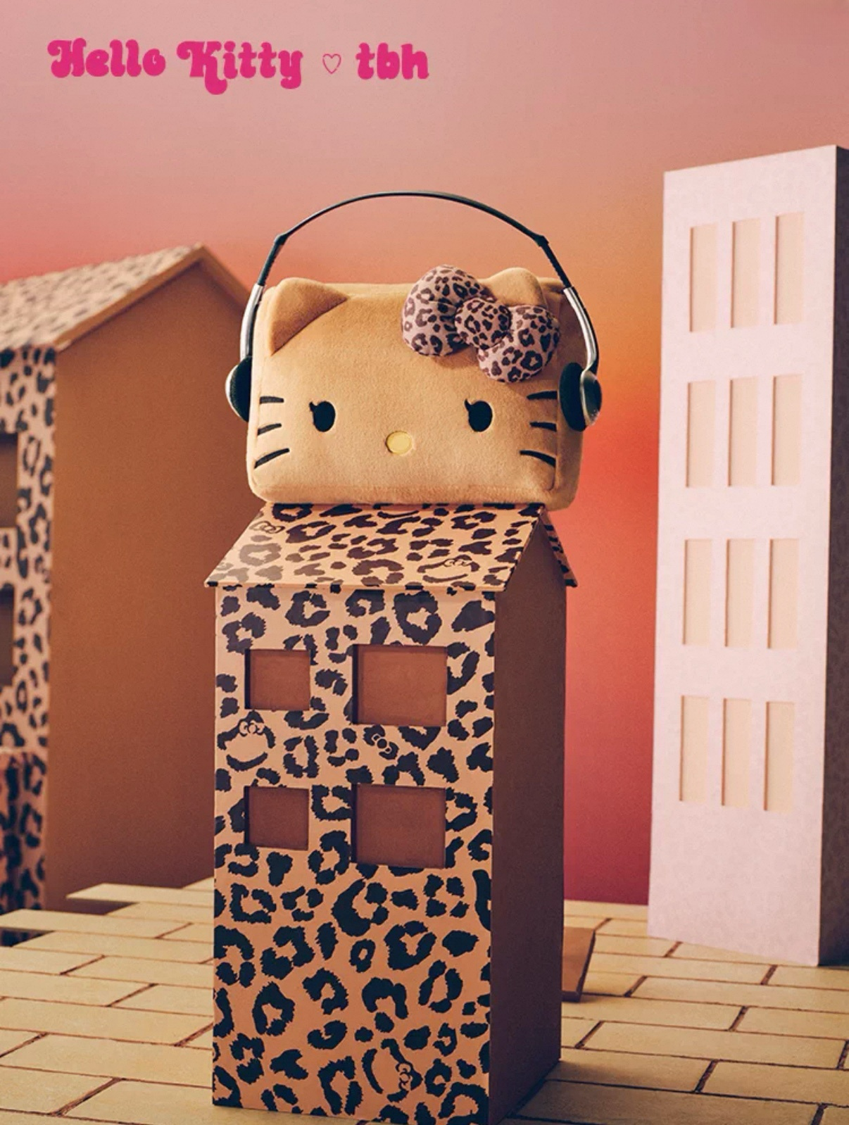 Hello Kitty x TBH 夏日黑皮系列 凱蒂貓 磚塊抱枕 靠墊 抱枕 玩偶 豹紋/預購