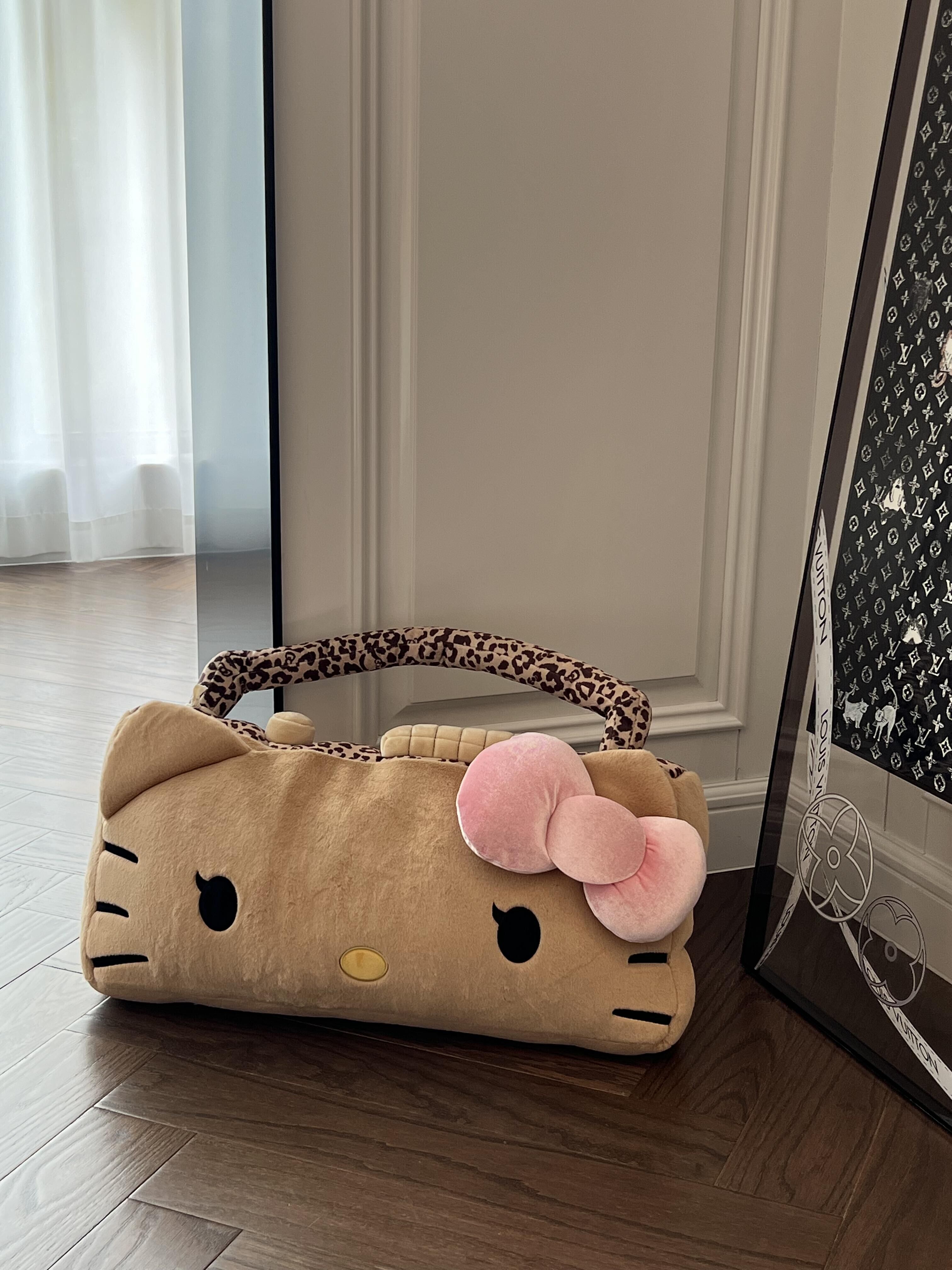 Hello Kitty x TBH 夏日黑皮系列 凱蒂貓 復古收音機抱枕 造型抱枕 靠墊 玩偶 豹紋 宋雨琦代言/預購