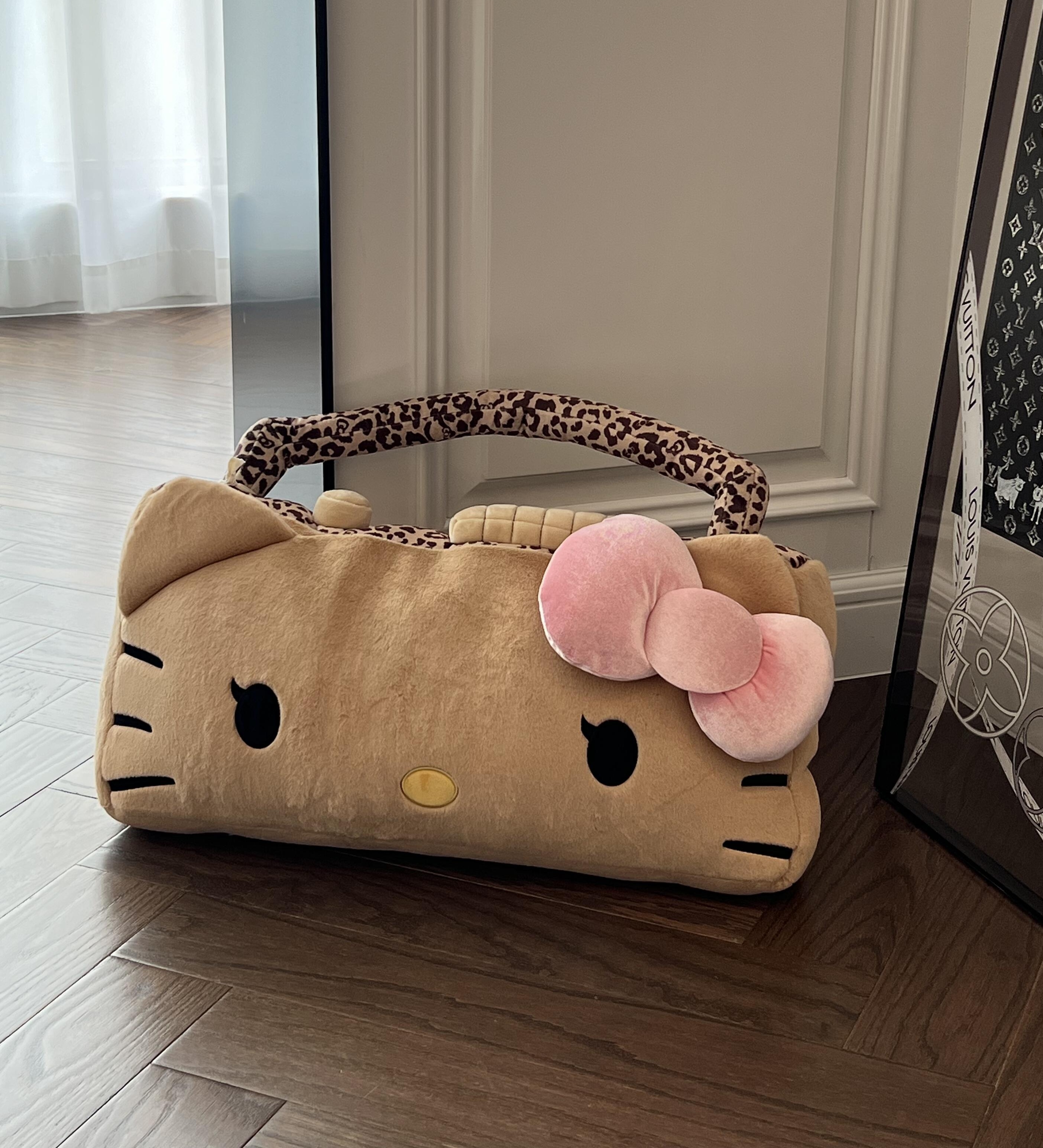 Hello Kitty x TBH 夏日黑皮系列 凱蒂貓 復古收音機抱枕 造型抱枕 靠墊 玩偶 豹紋 宋雨琦代言/預購