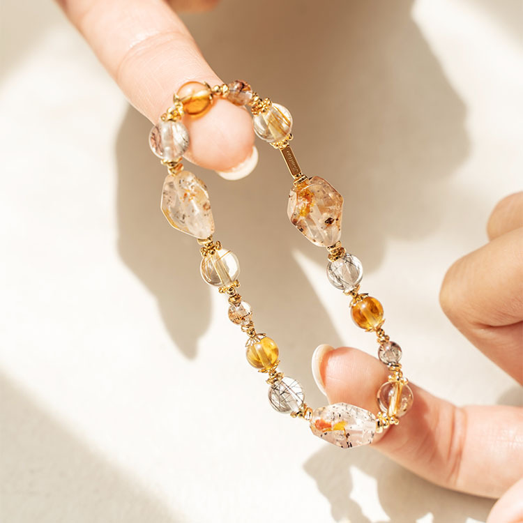 歸屬感：錦鯉/黑草莓共生｜金字塔黃水晶｜黑髮晶｜羽毛鈦/黑超七共生｜金髮晶