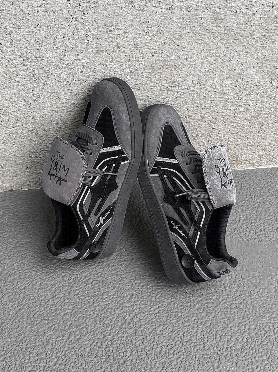 KILLWINNER 黑松露 黑灰 炭黑 翻蓋鞋舌 絨面皮革 IVE 張員瑛同款 女鞋 / 預購