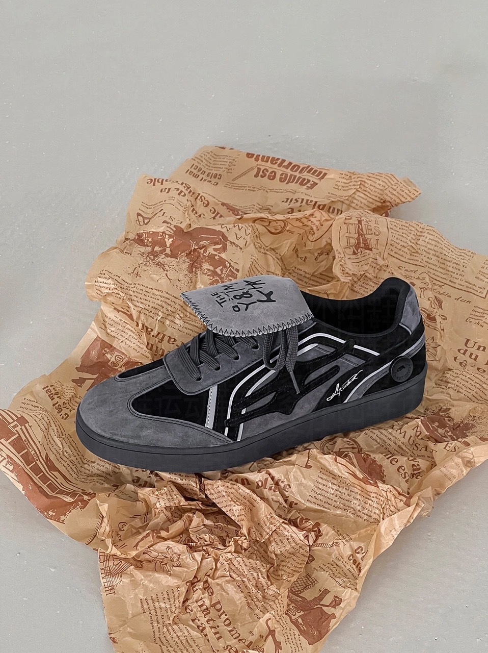 KILLWINNER 黑松露 黑灰 炭黑 翻蓋鞋舌 絨面皮革 IVE 張員瑛同款 女鞋 / 預購