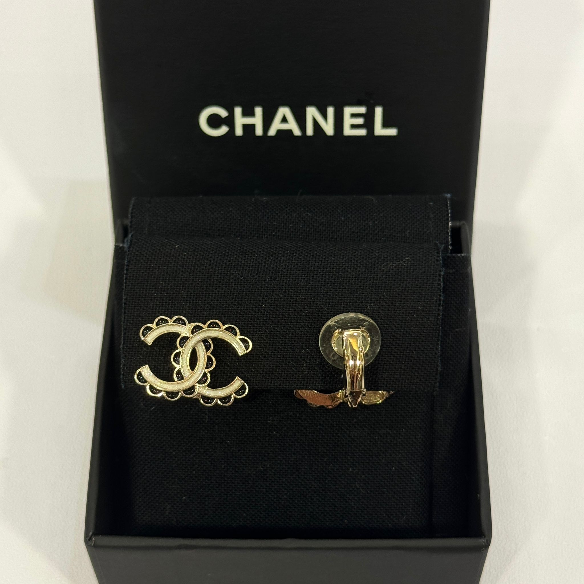 全新CHANEL耳夾 淡金黑色花邊 白色CC LOGO EARRINGS #BRAND NEW #香榭站正品