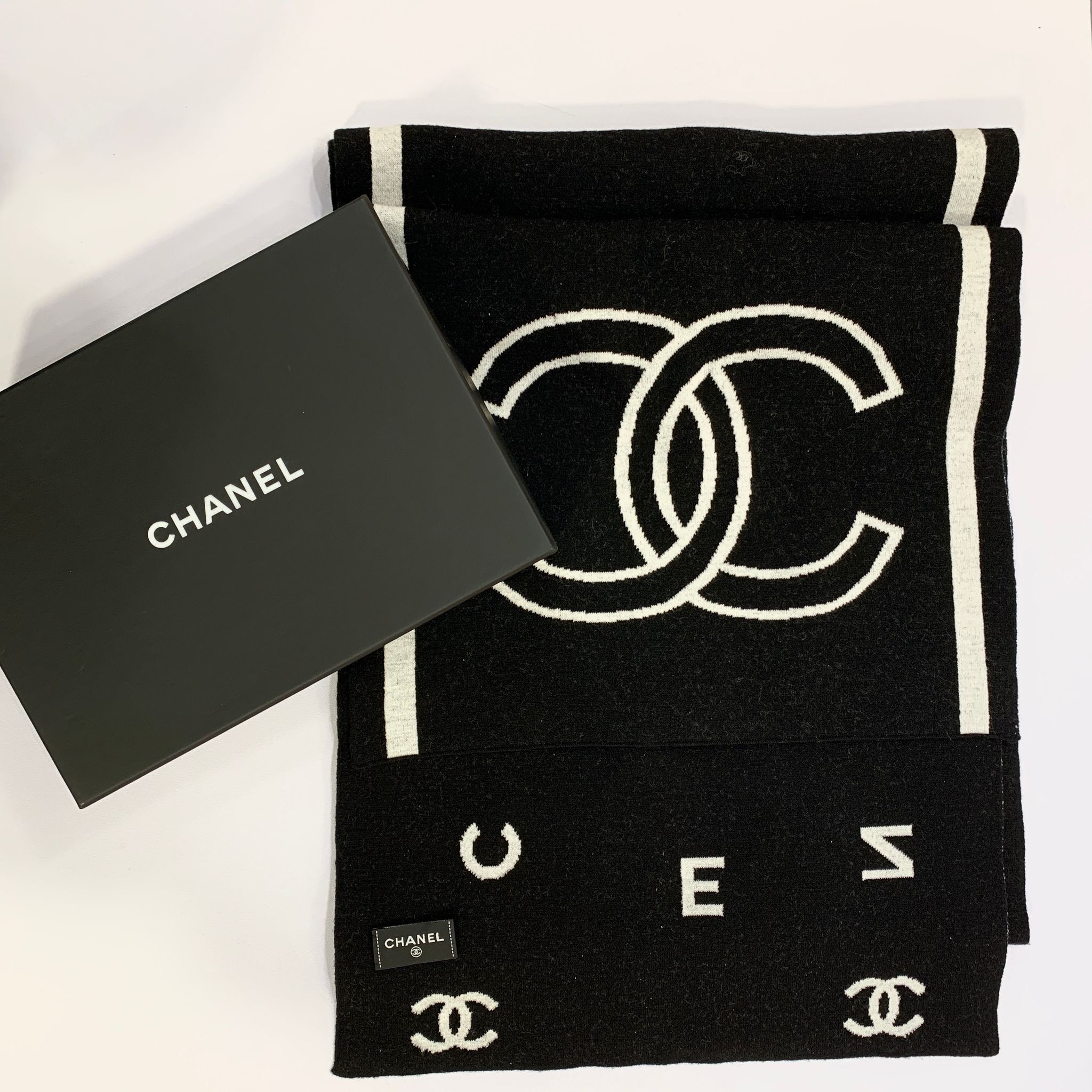 全新CHANEL圍巾/披肩 35X180cm 黑白色碎花字樣CC LOGO Cashmere羊毛針織 #BRAND NEW #香榭站正品