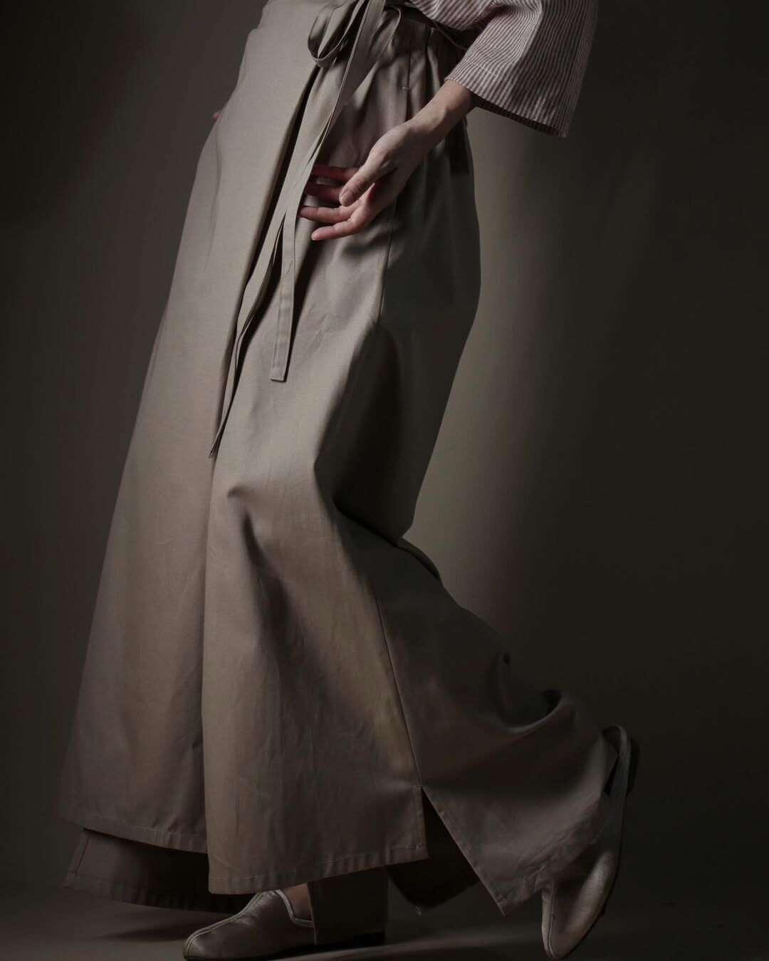 川衣 WEAR BEING｜ 前片綁帶開衩前短後長寬褲