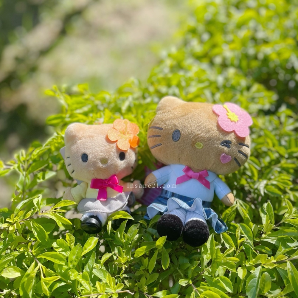 SANRIO 三麗鷗 HELLO KITTY 曬黑 黑皮 高校 制服 眨眼 小花 絨毛吊飾