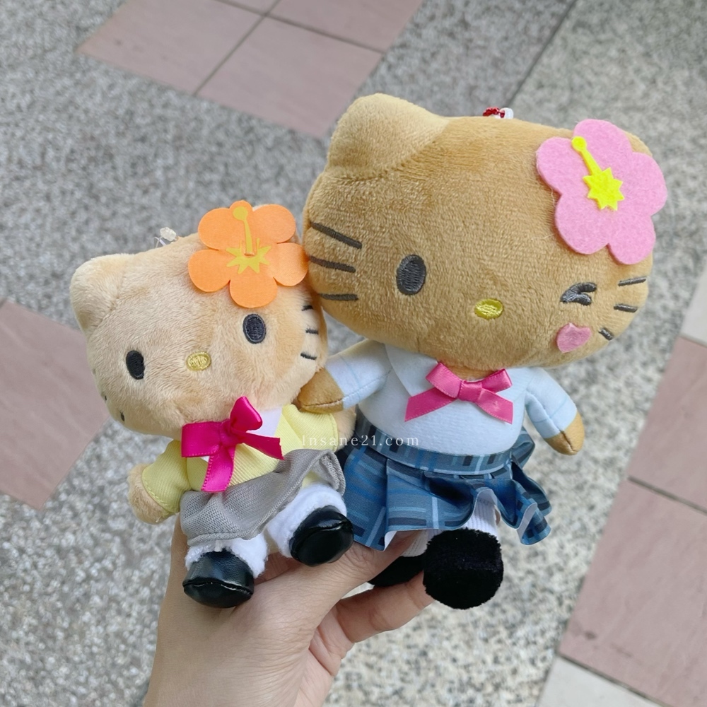 SANRIO 三麗鷗 HELLO KITTY 曬黑 黑皮 高校 制服 眨眼 小花 絨毛吊飾