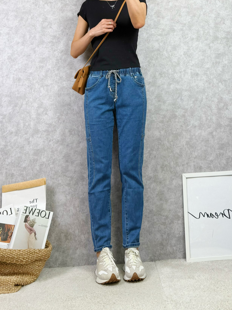 走路都輕盈♡抽繩牛仔褲的自在日常感