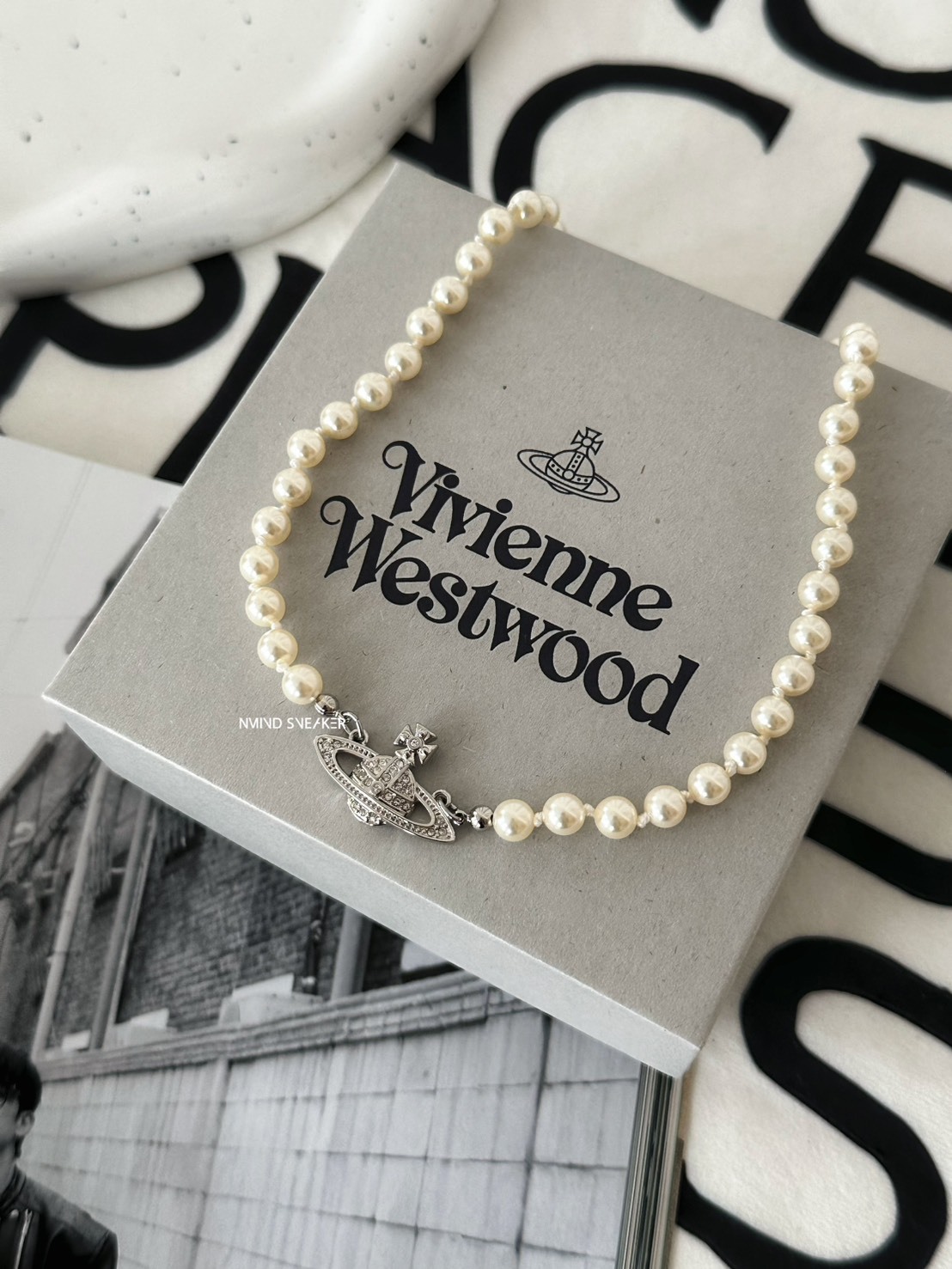 <快速出貨> Vivienne Westwood 經典款滿鑽星球Logo珍珠頸鍊
